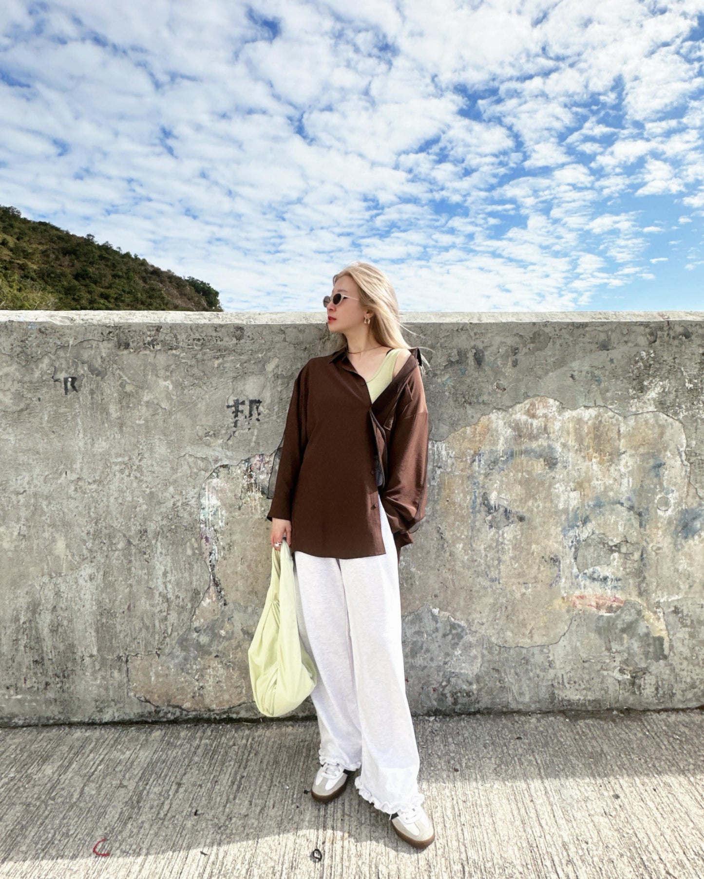 aalis COFFEY FW25 single pocket mesh detail oversized shirt (Brown)