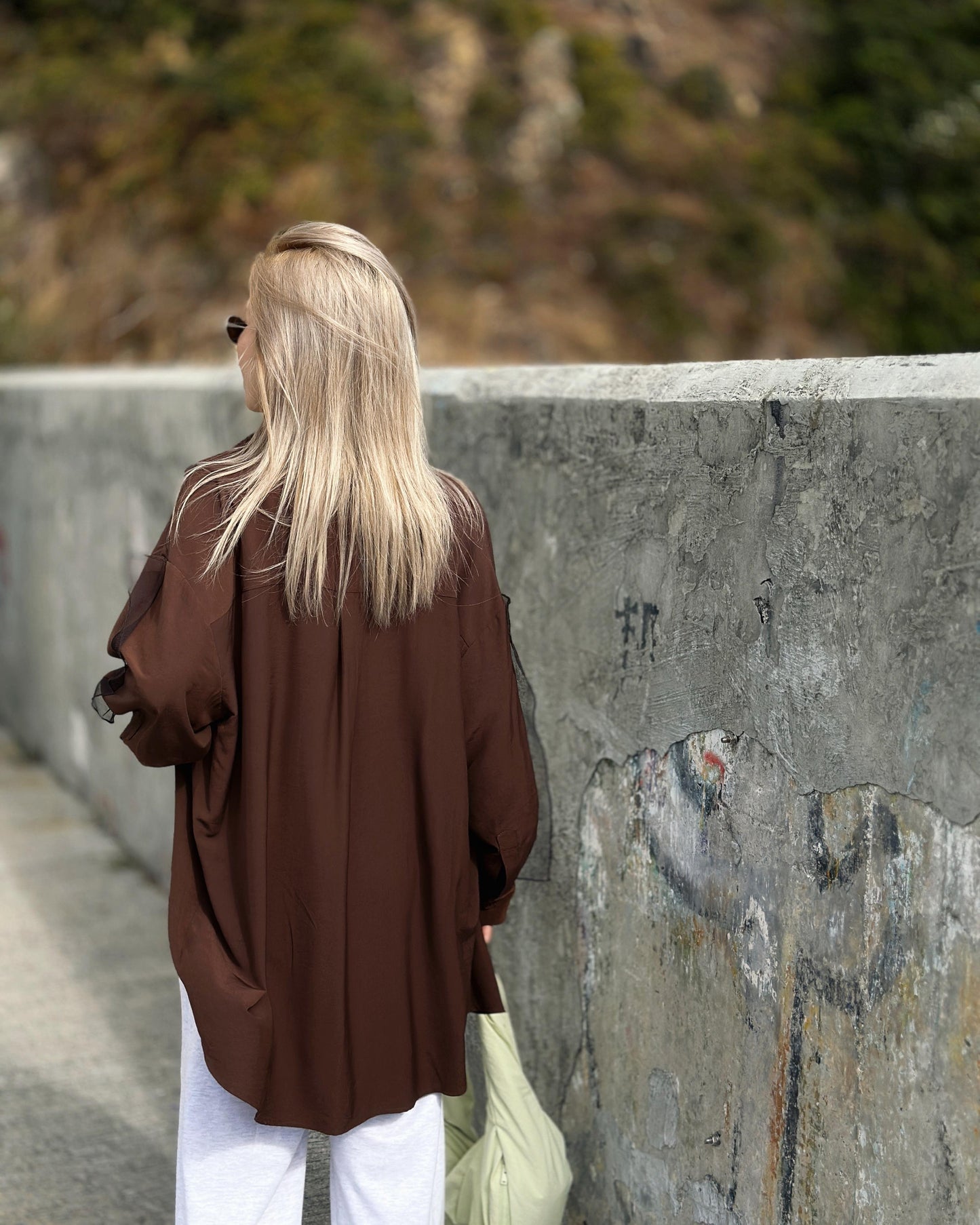 aalis COFFEY FW25 single pocket mesh detail oversized shirt (Brown)