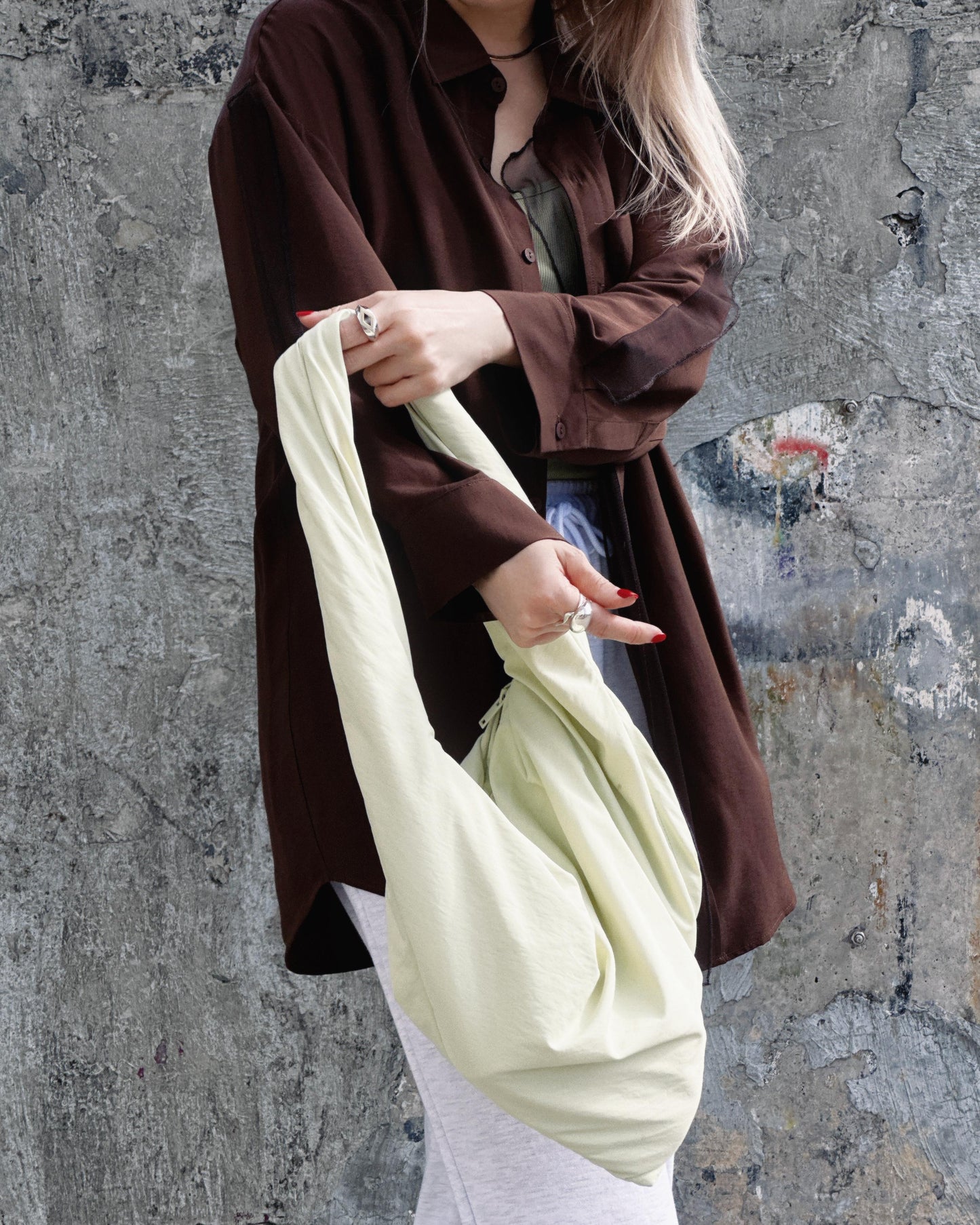 aalis COFFEY FW25 single pocket mesh detail oversized shirt (Brown)