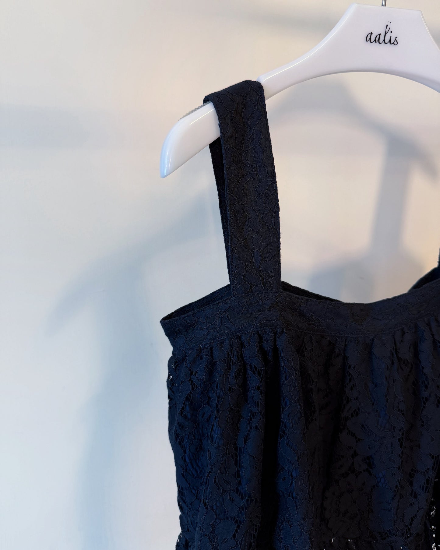 aalis DIANA SS26 cropped lace tank (Navy)