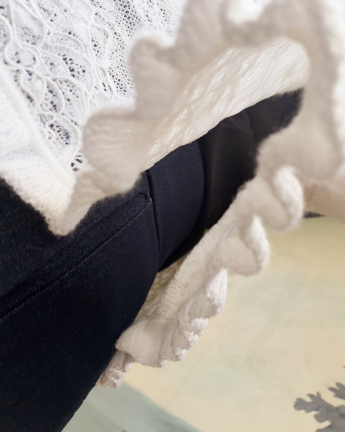 aalis RICA tiny ruffle trim cardigan (White)