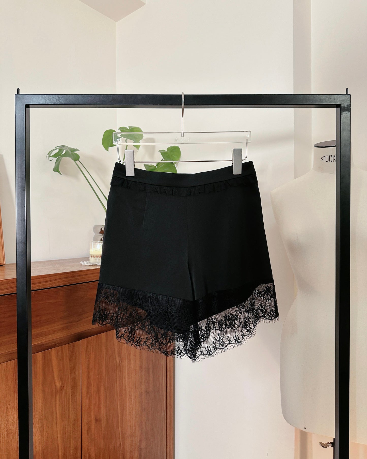 aalis SOVI SS26 lace trim lining shorts (Black)