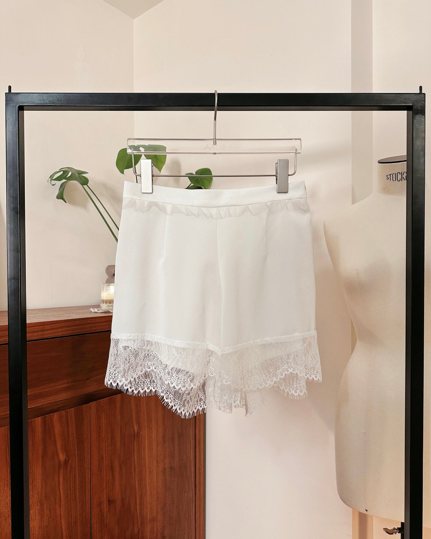 aalis SOVI SS26 lace trim lining shorts (White)