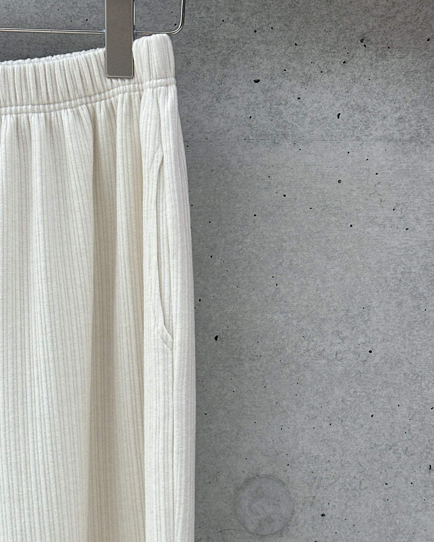 aalis LILIA T ruffle hem track pants  (White)