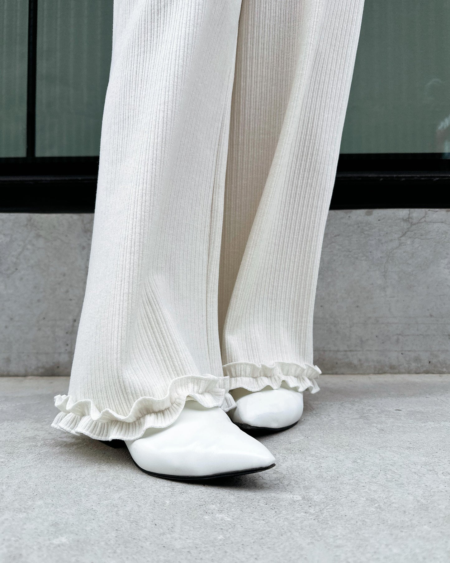 aalis LILIA T ruffle hem track pants  (White)