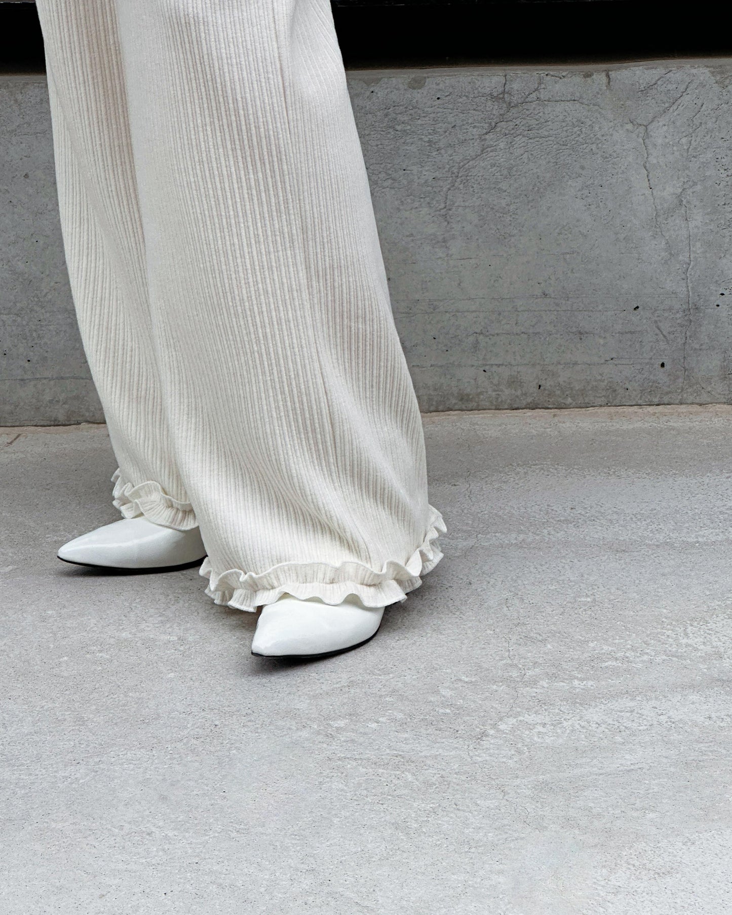 aalis LILIA T ruffle hem track pants  (White)