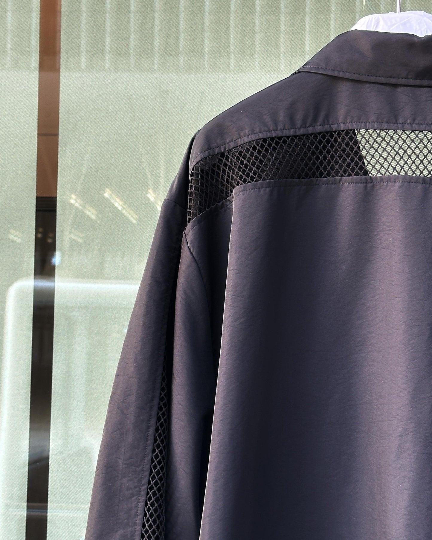 aalis XYLER mesh panel windbreaker (Black)