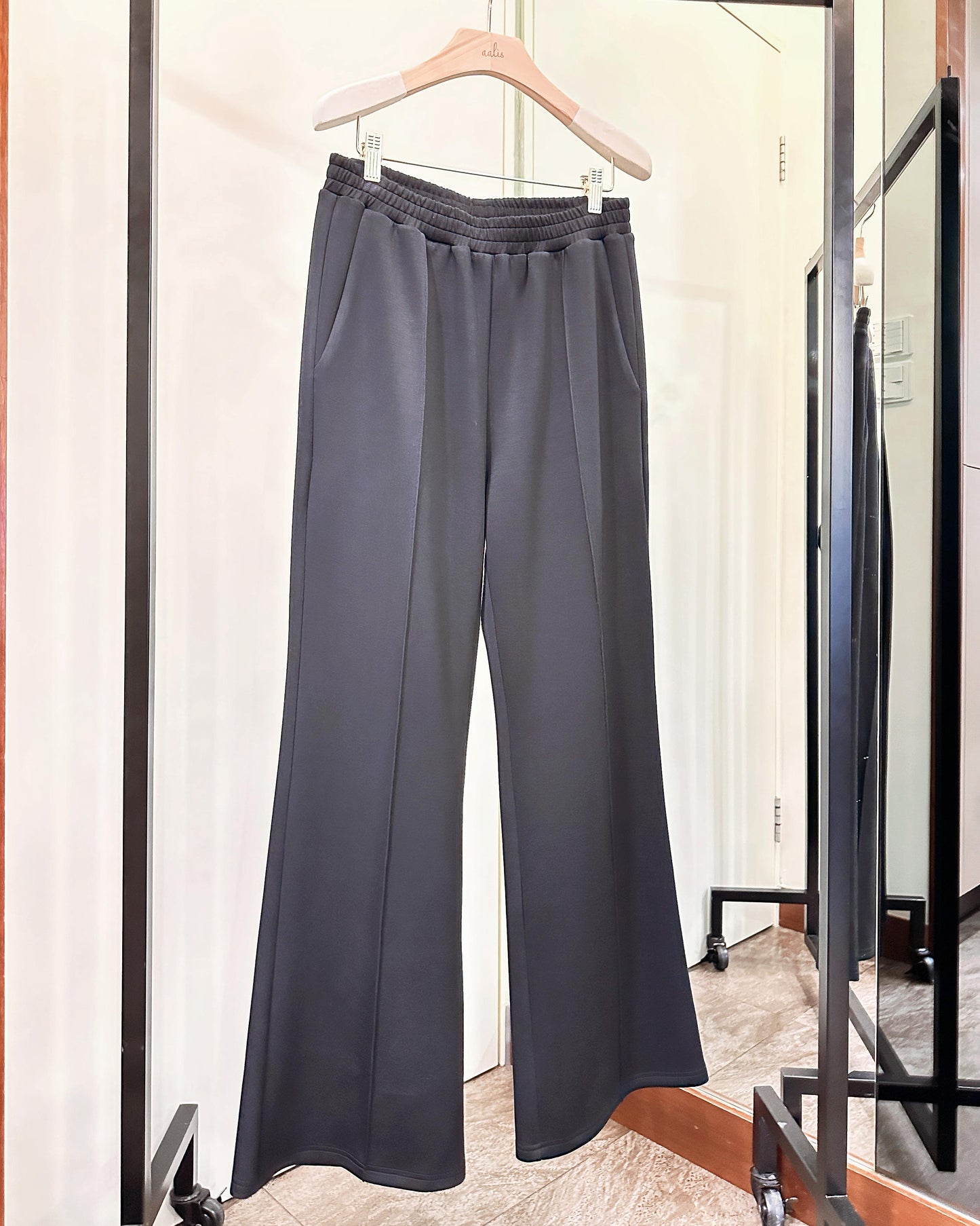 aalis IZZY SS26 track pants (Black)