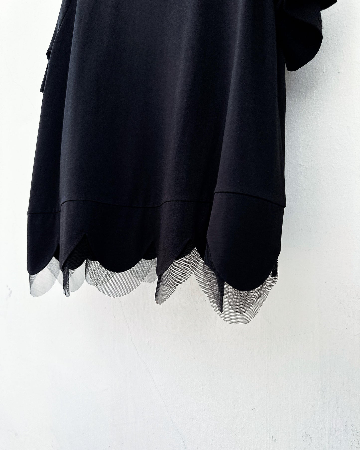 (Pre-order) aalis ASA SS26 scallop hem mesh detail top (Black)