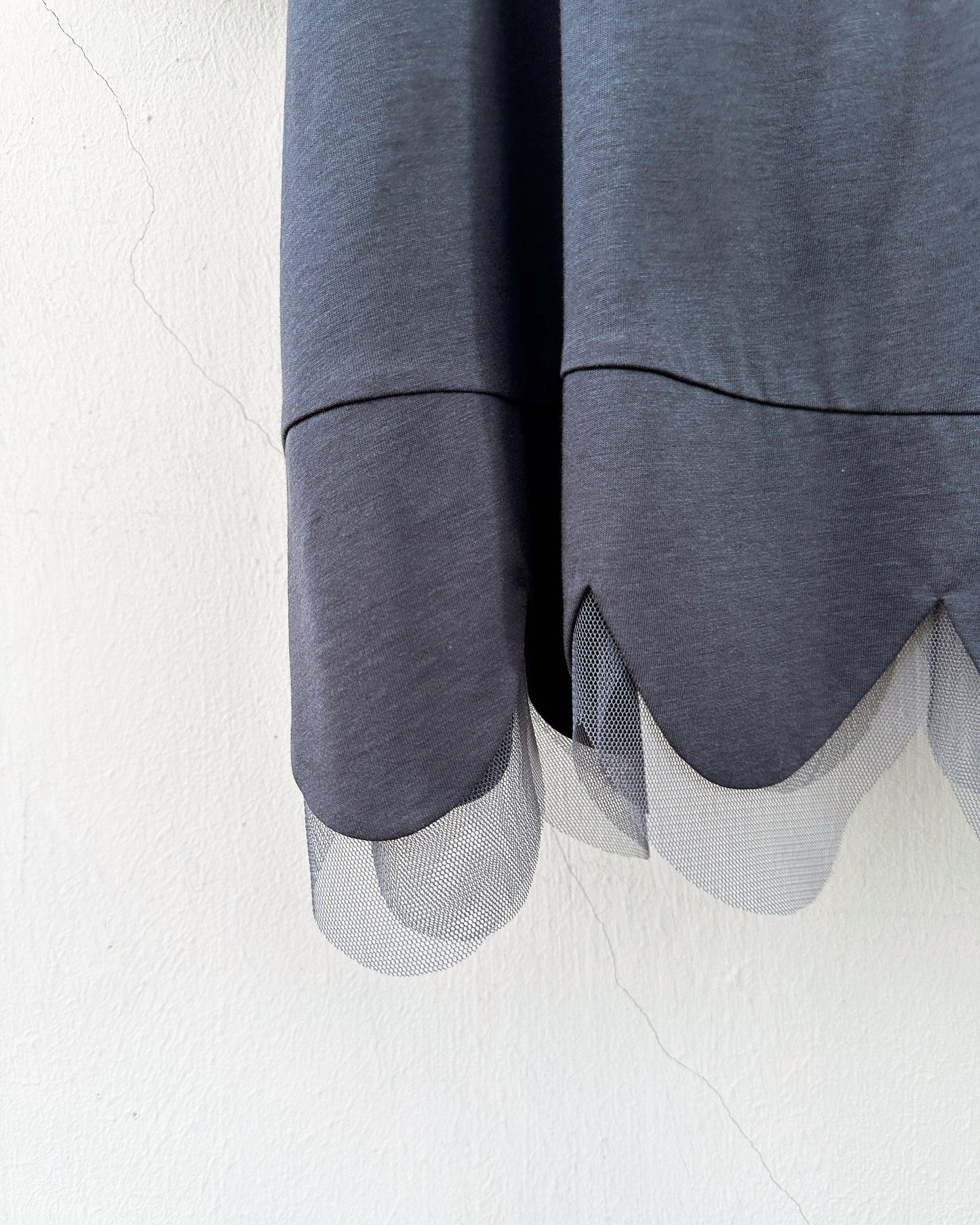 aalis ASA SS26 scallop hem mesh detail top (Charcoal)