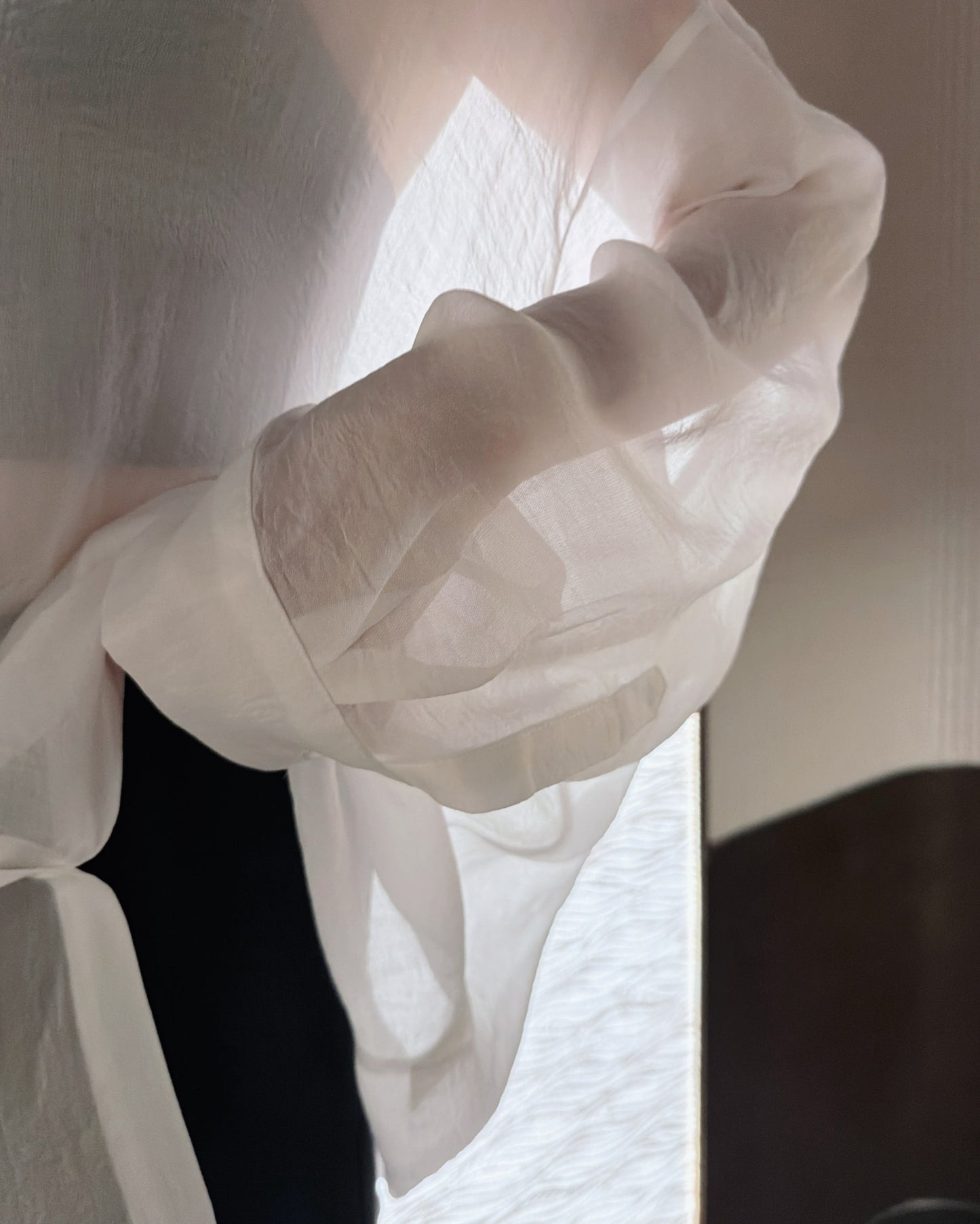 aalis OSIRIA flowy semi sheer shirt (White)