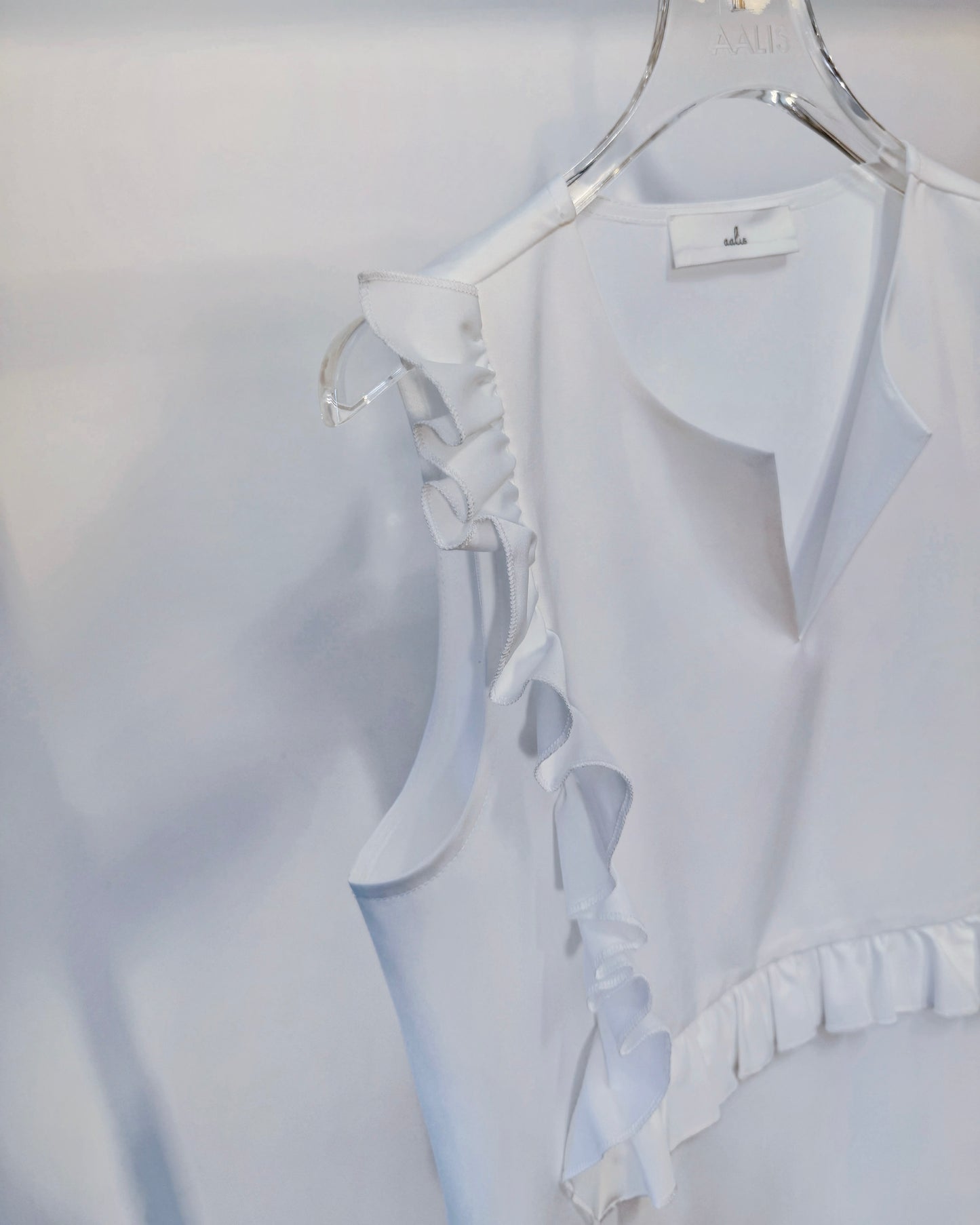 aalis KOSA square ruffle panel front top (White)