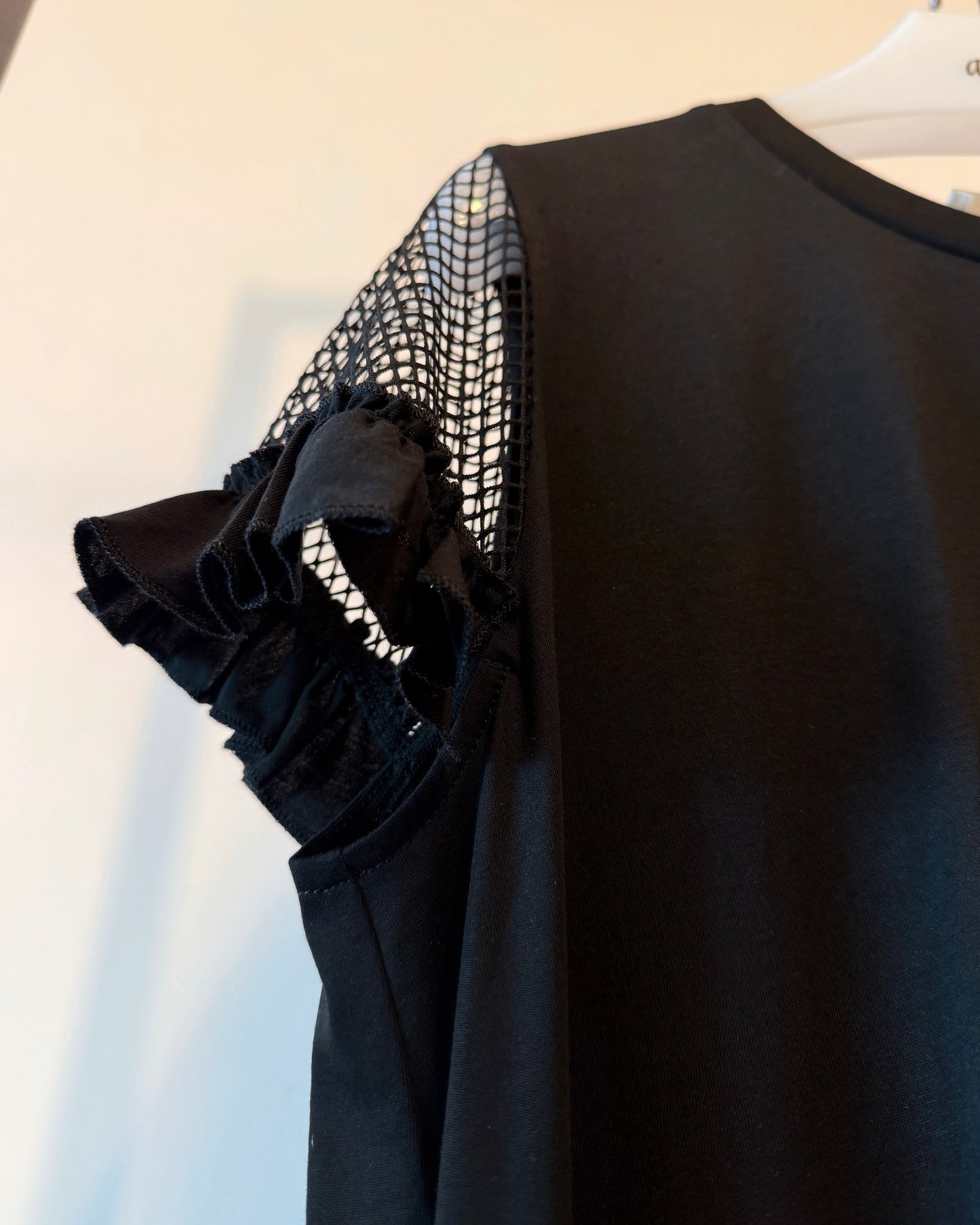 (Pre) aalis ELEON netting ruffle sleeves top (Black)