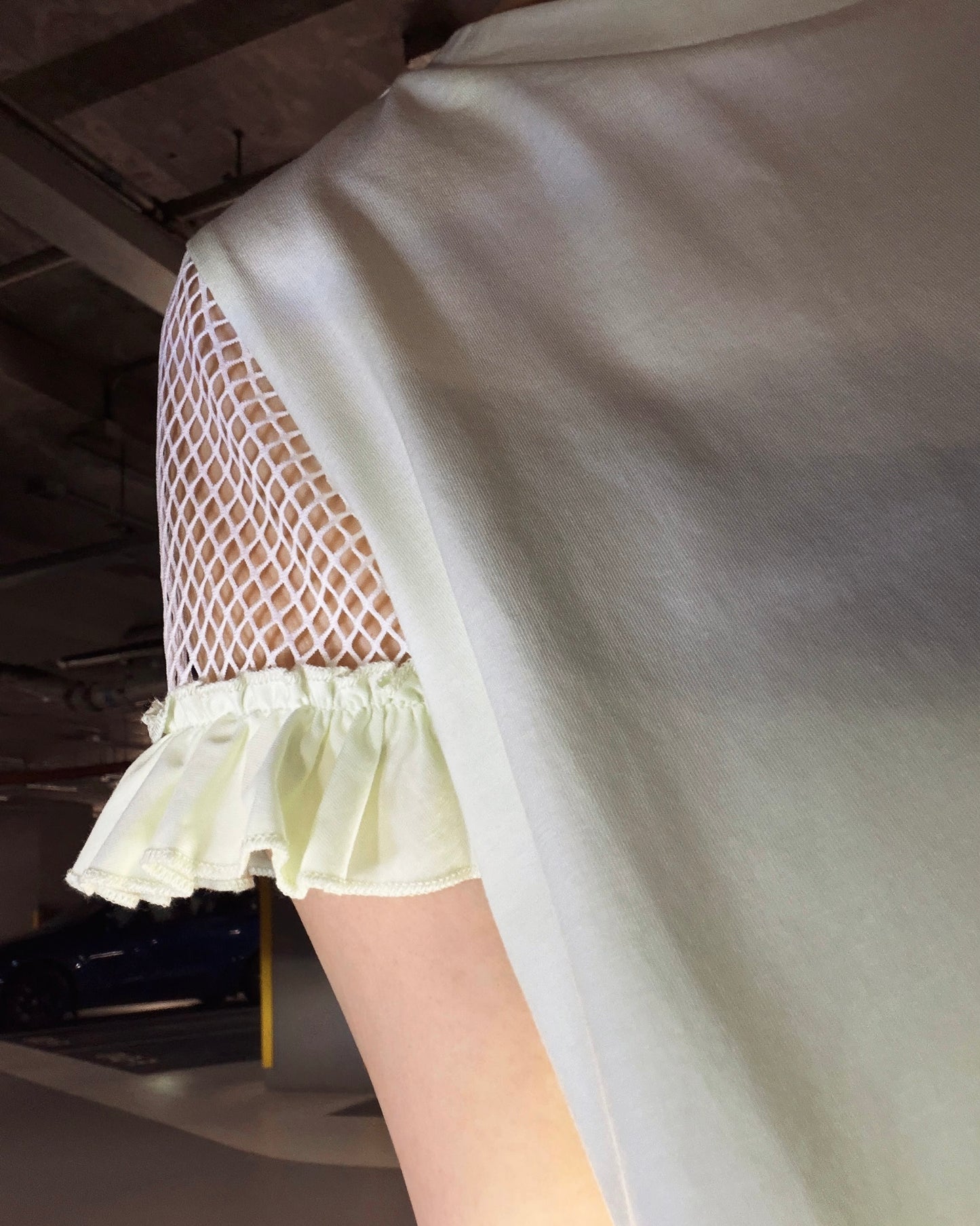 aalis ELEON netting ruffle sleeves top (Lime)