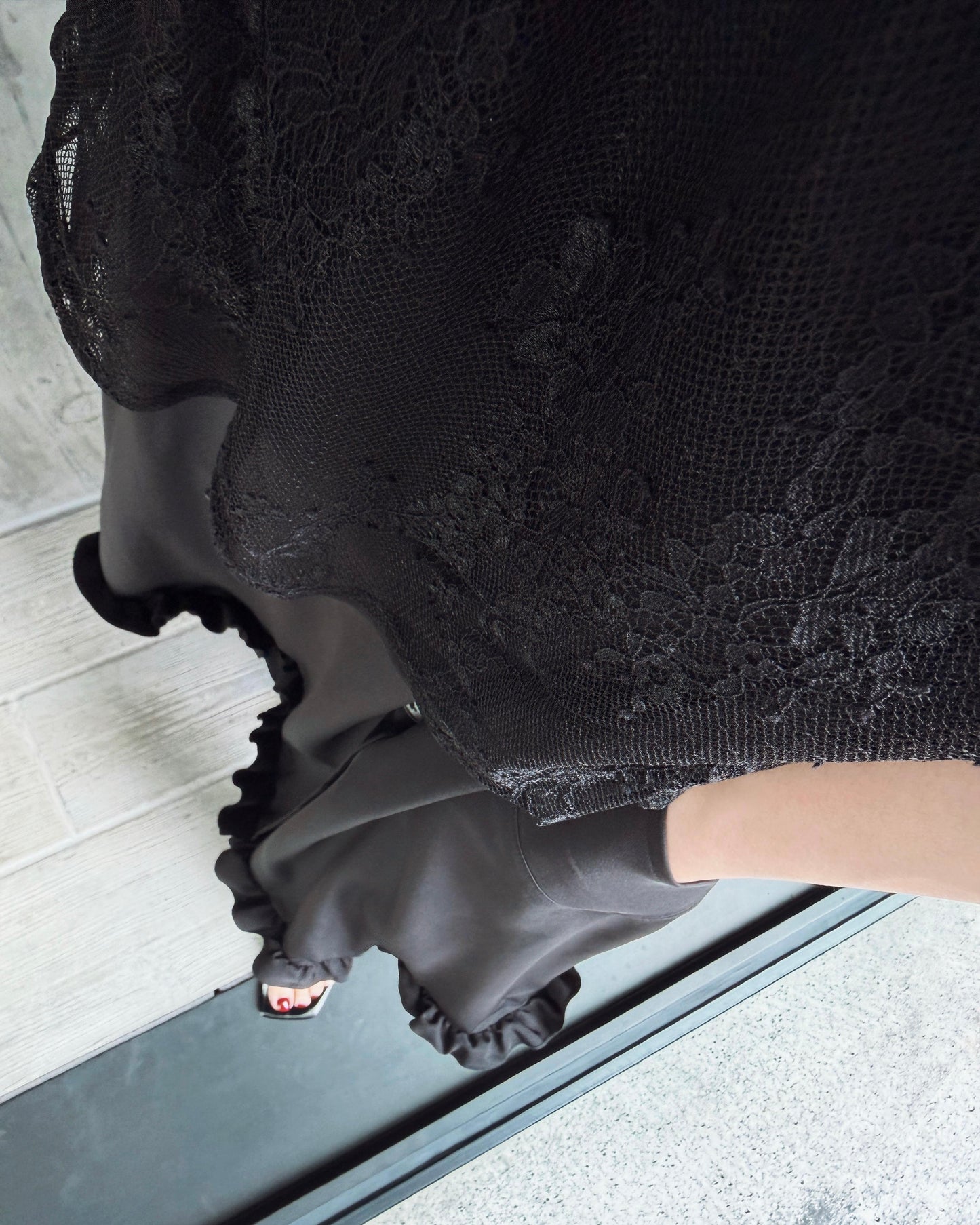 aalis AMADEA ruffle hem trench skirt (Black)
