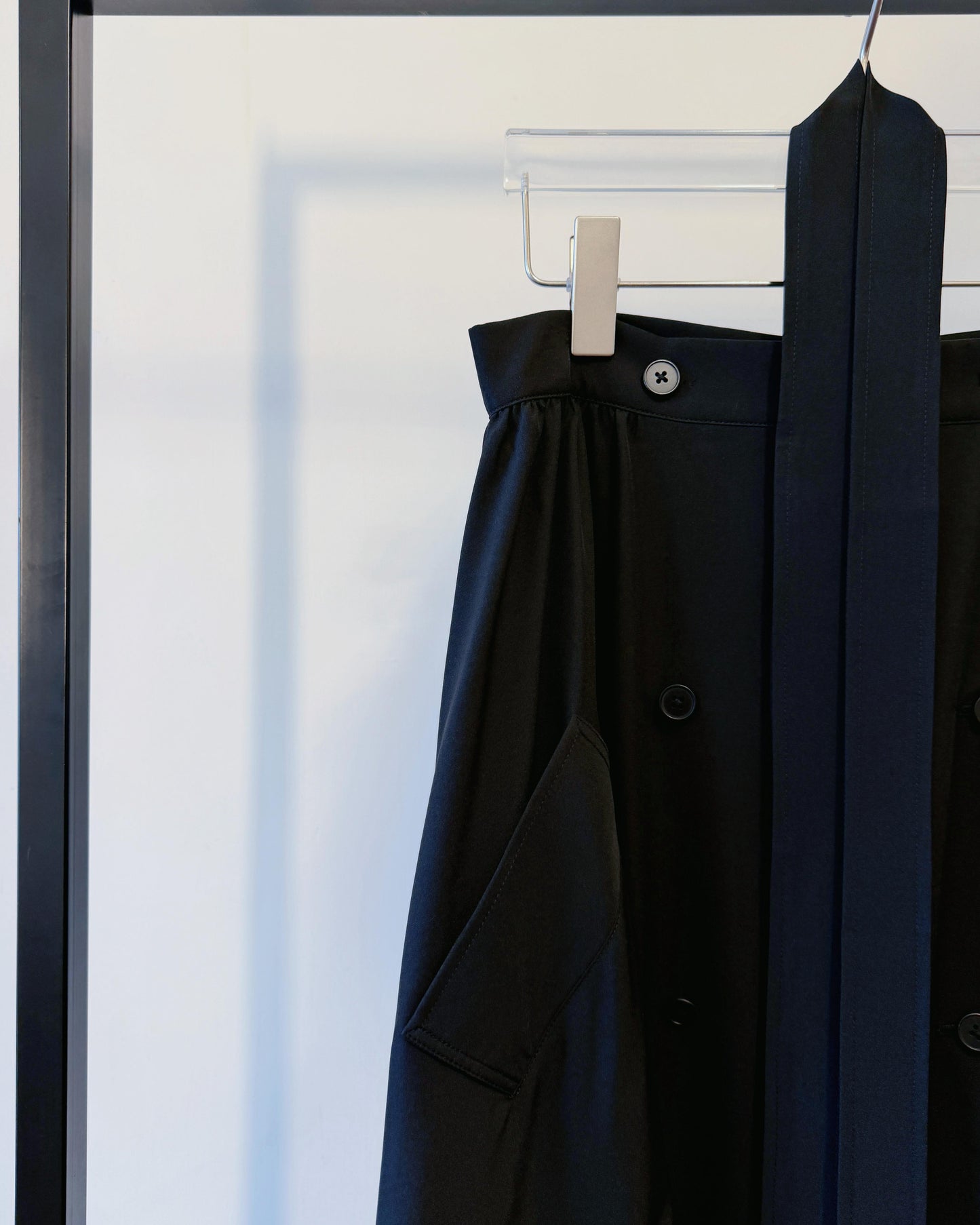 aalis AMADEA ruffle hem trench skirt (Black)