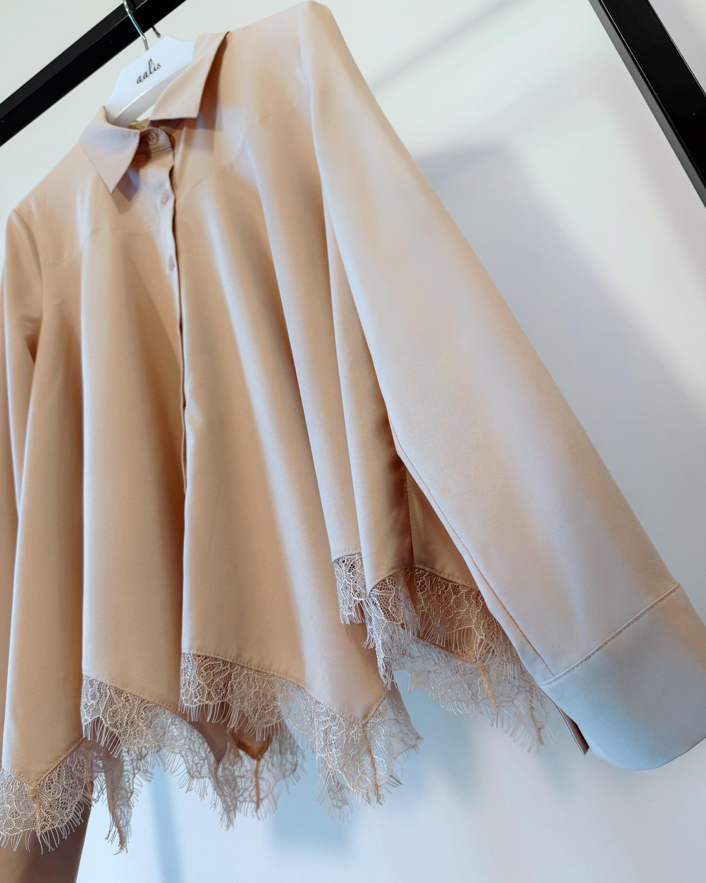 aalis MADEA handkerchief lace trim shirt (Nude)