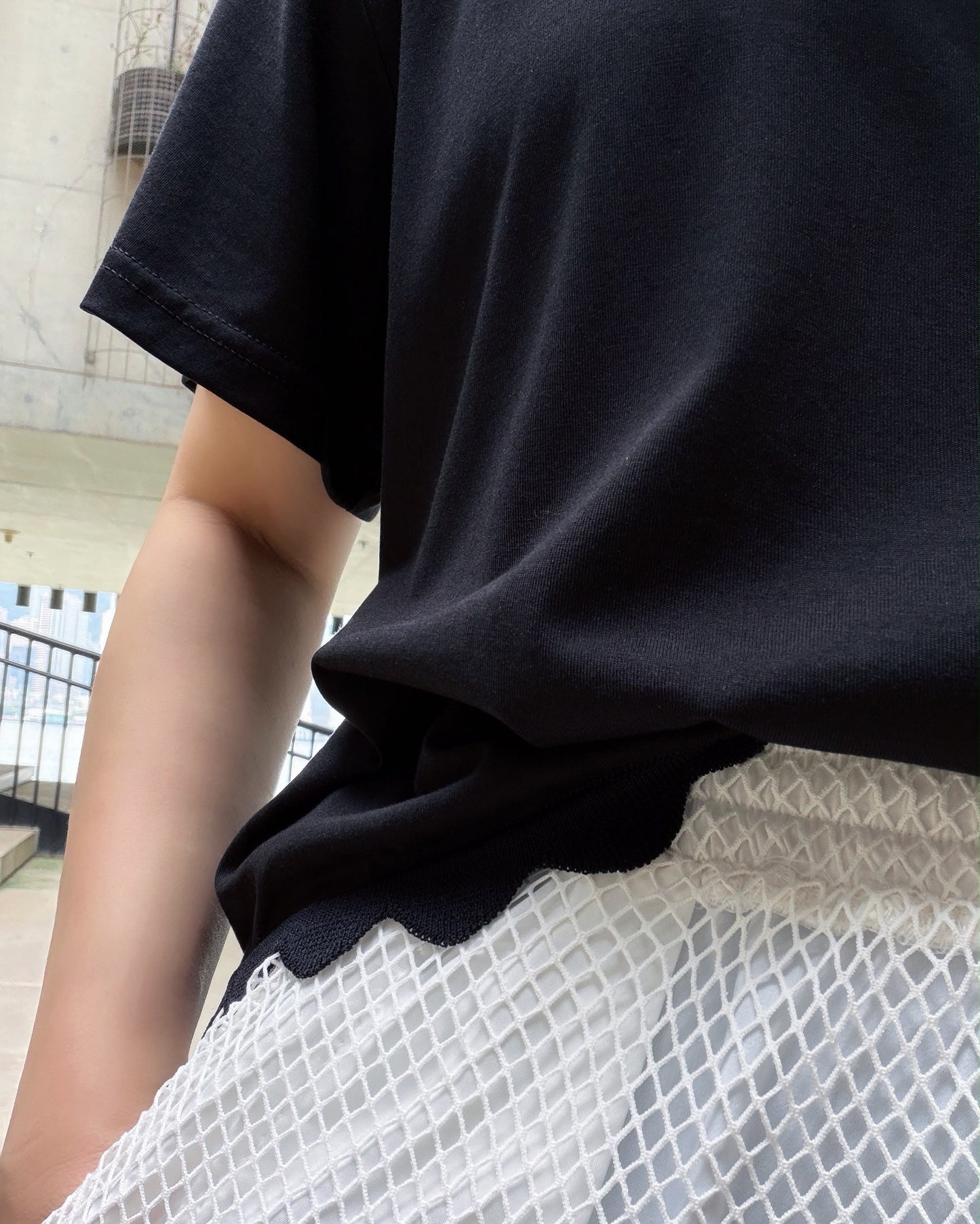 aalis MIVA knit scalloped edge cropped tee (Black)