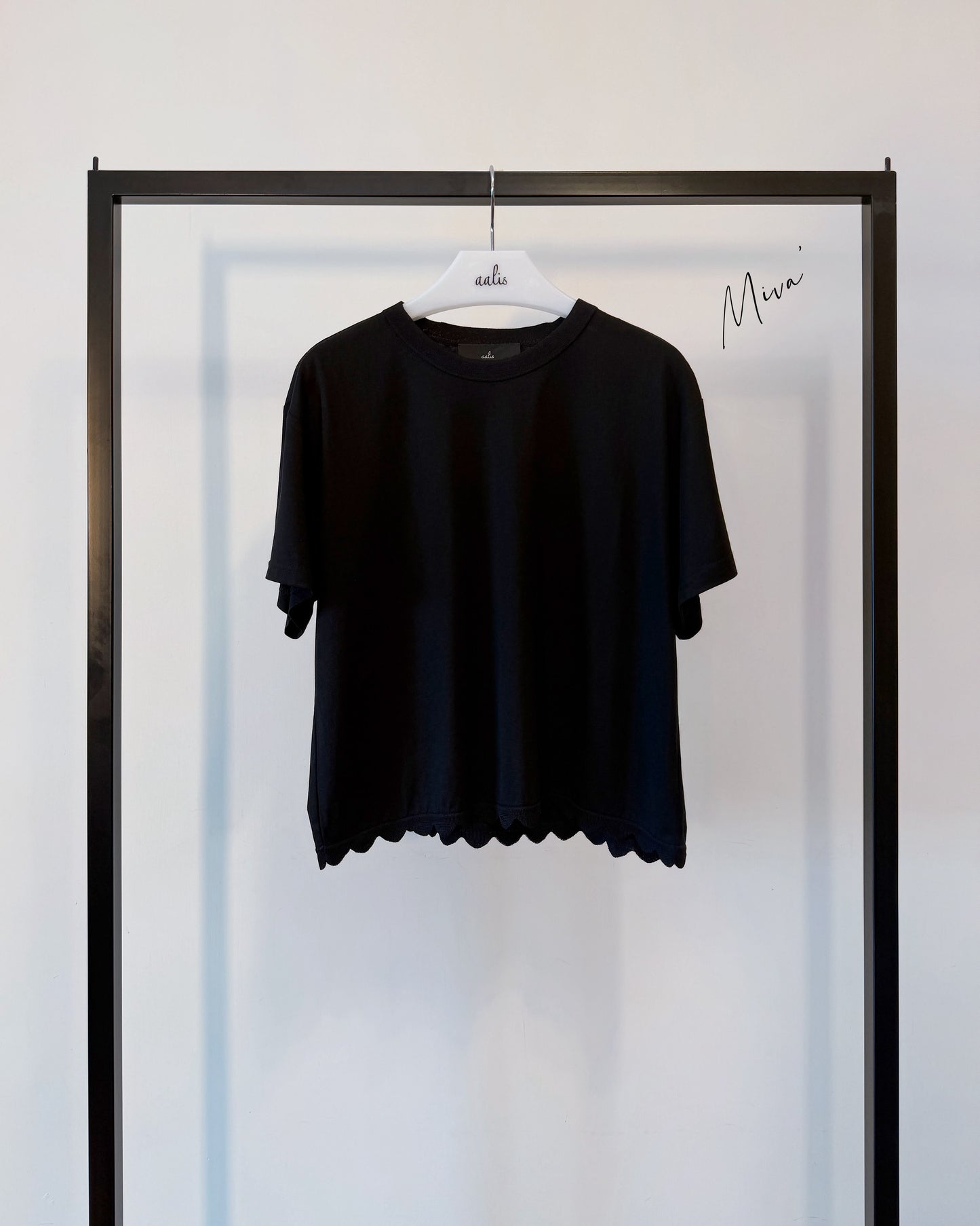 aalis MIVA knit scalloped edge cropped tee (Black)