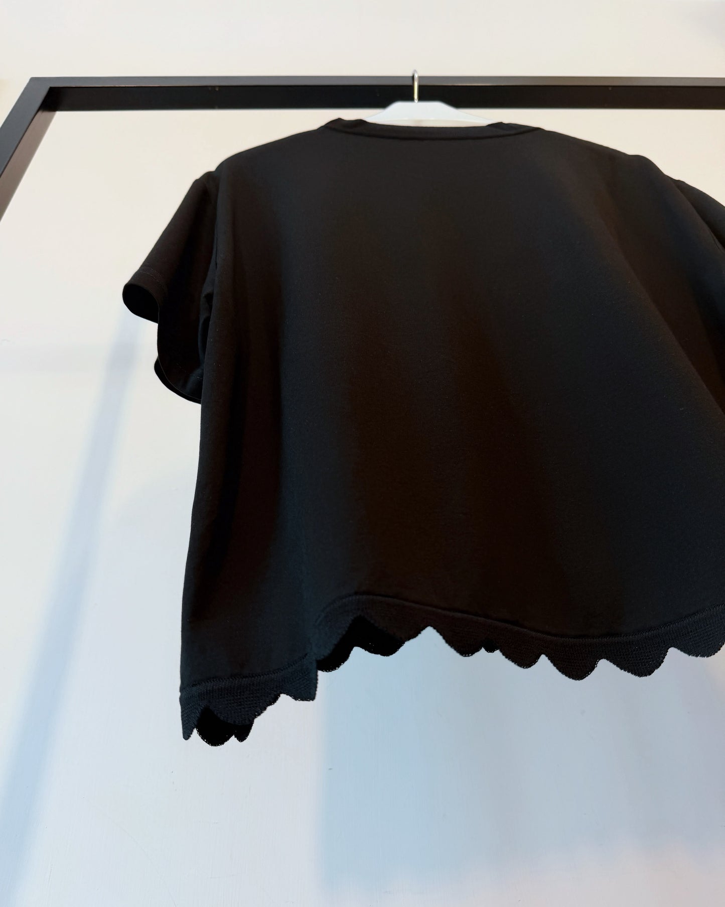 aalis MIVA knit scalloped edge cropped tee (Black)
