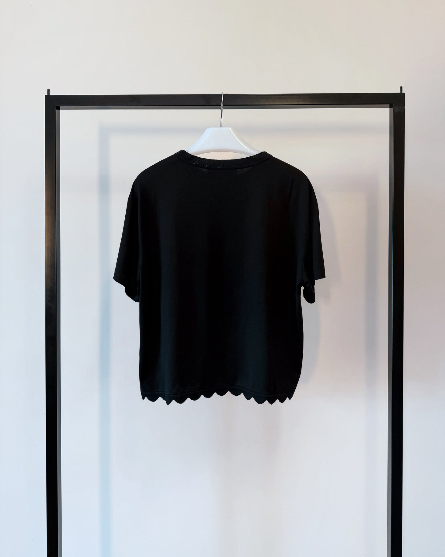 aalis MIVA knit scalloped edge cropped tee (Black)