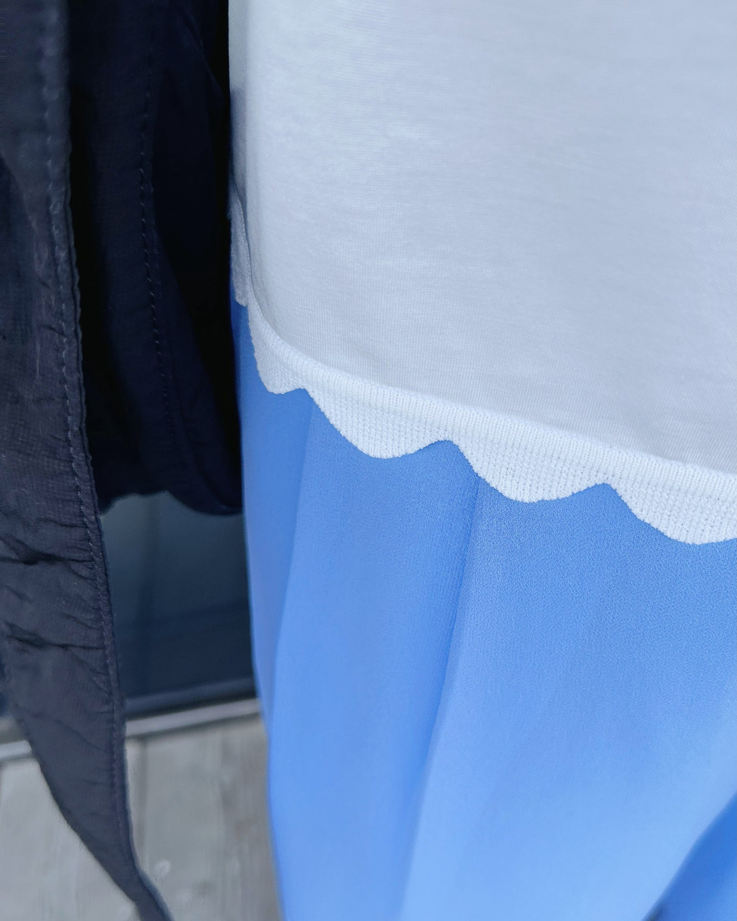 (Pr-order) aalis MIVA knit scalloped edge cropped tee (White)