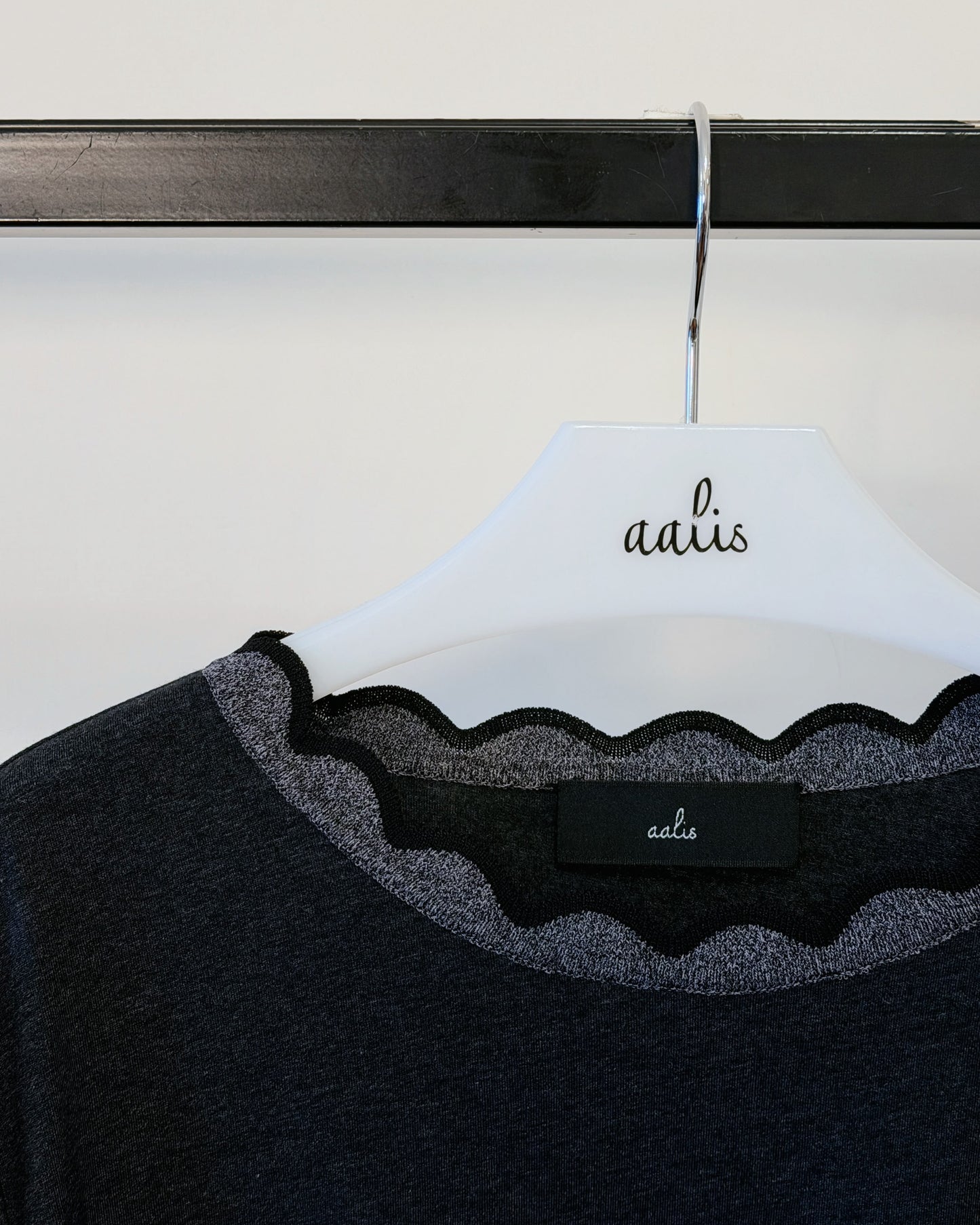aalis METTA scallop edge relaxed tee (Charcoal)