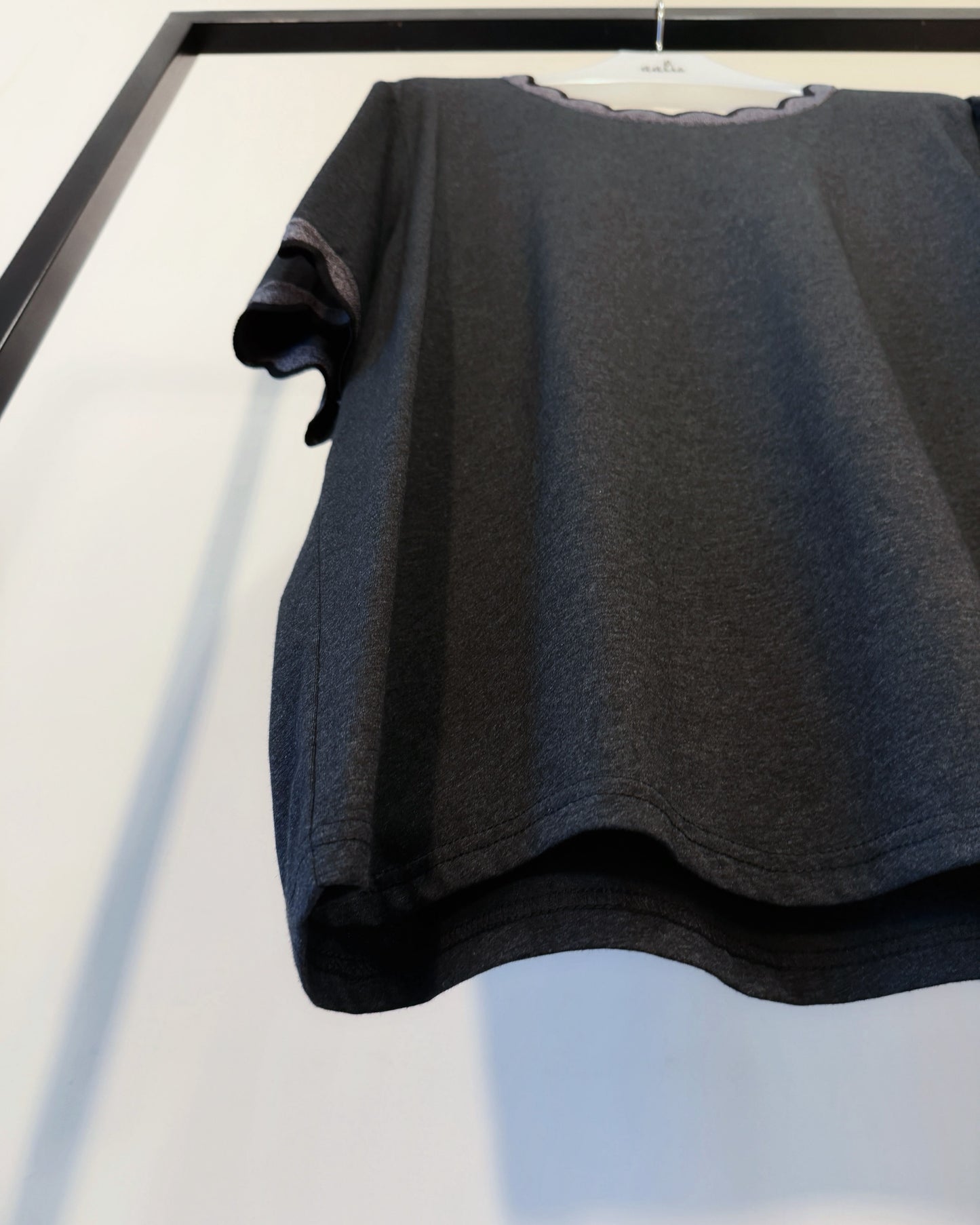 aalis METTA scallop edge relaxed tee (Charcoal)