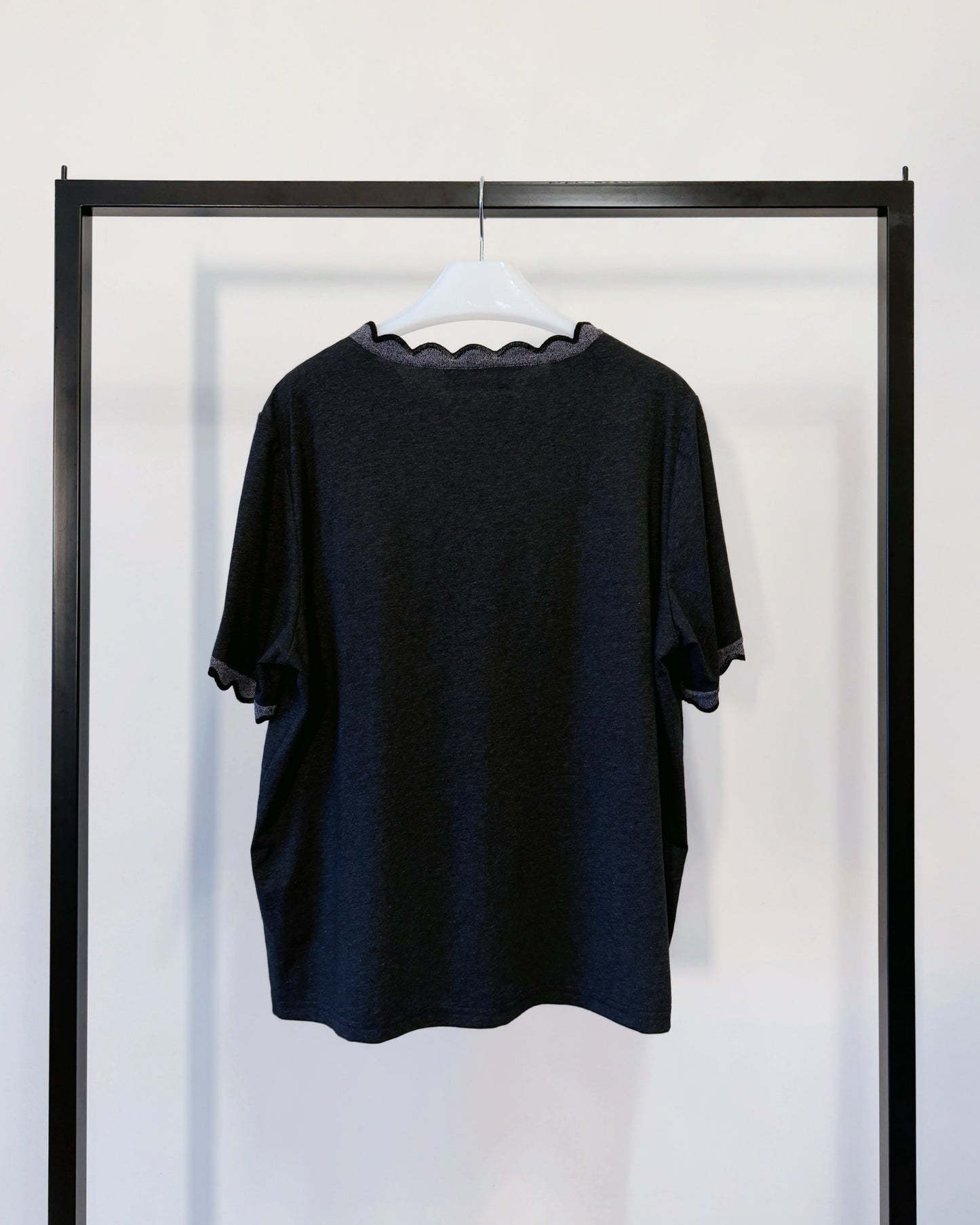 aalis METTA scallop edge relaxed tee (Charcoal)