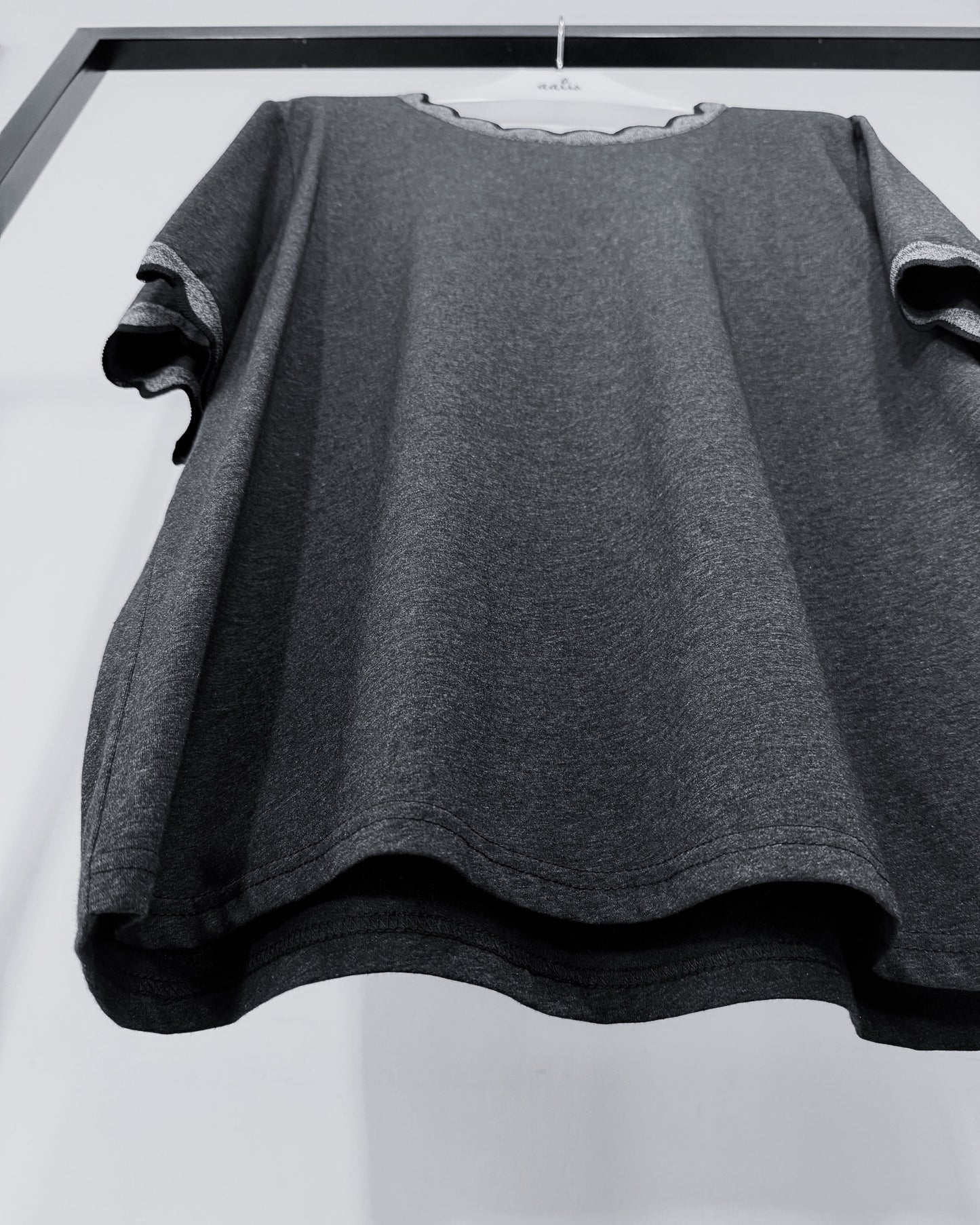 aalis METTA scallop edge relaxed tee (Charcoal)