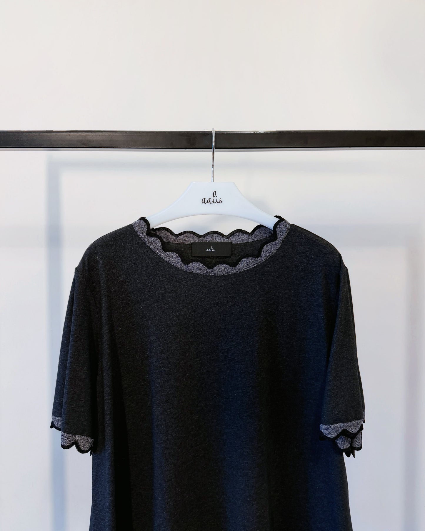 aalis METTA scallop edge relaxed tee (Charcoal)