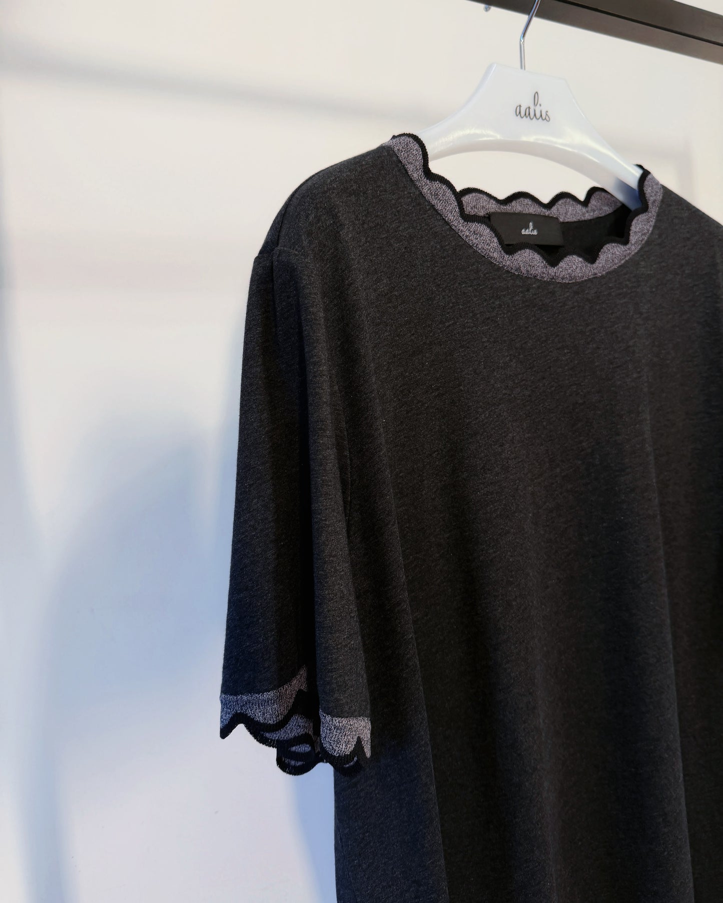 aalis METTA scallop edge relaxed tee (Charcoal)