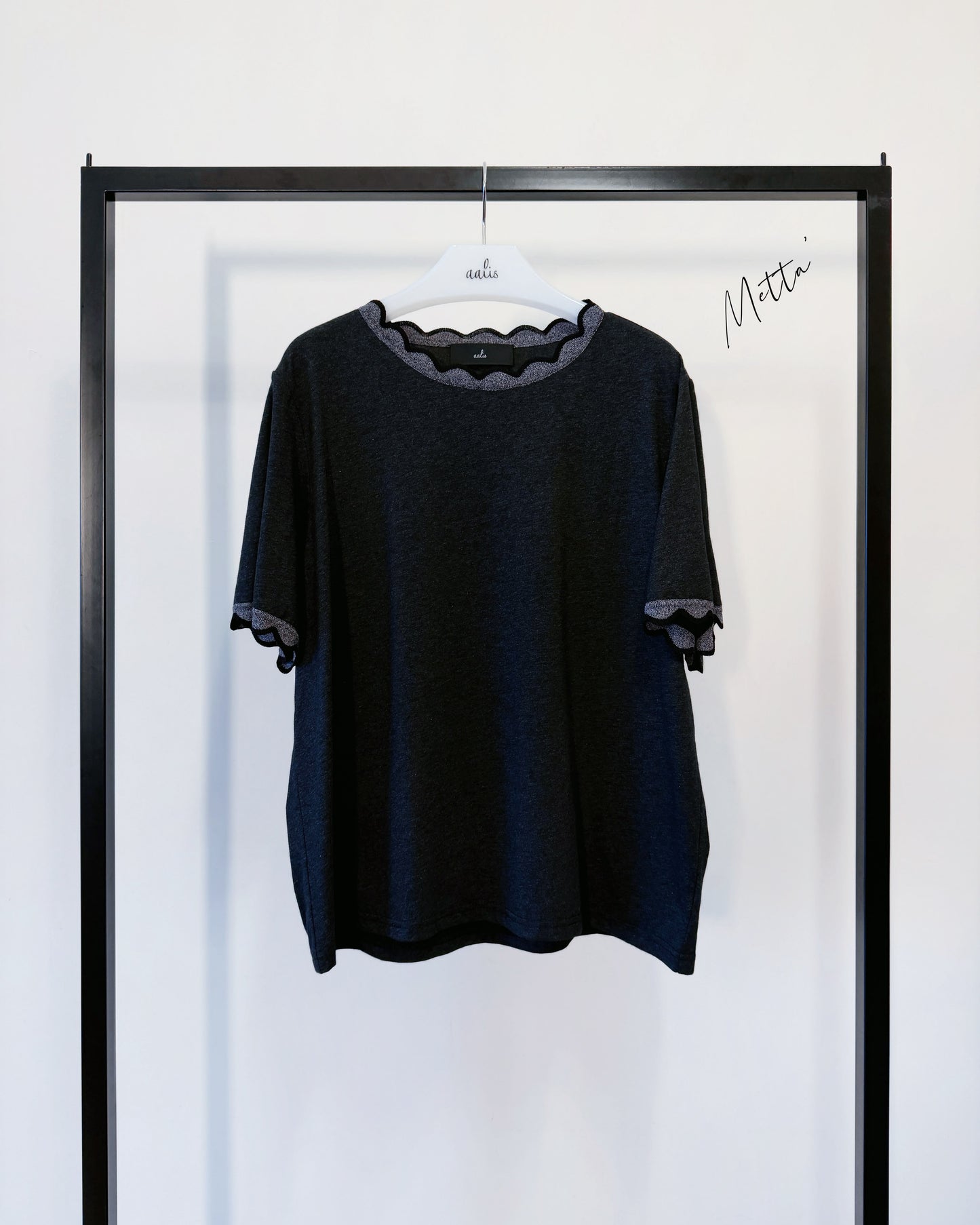 aalis METTA scallop edge relaxed tee (Charcoal)