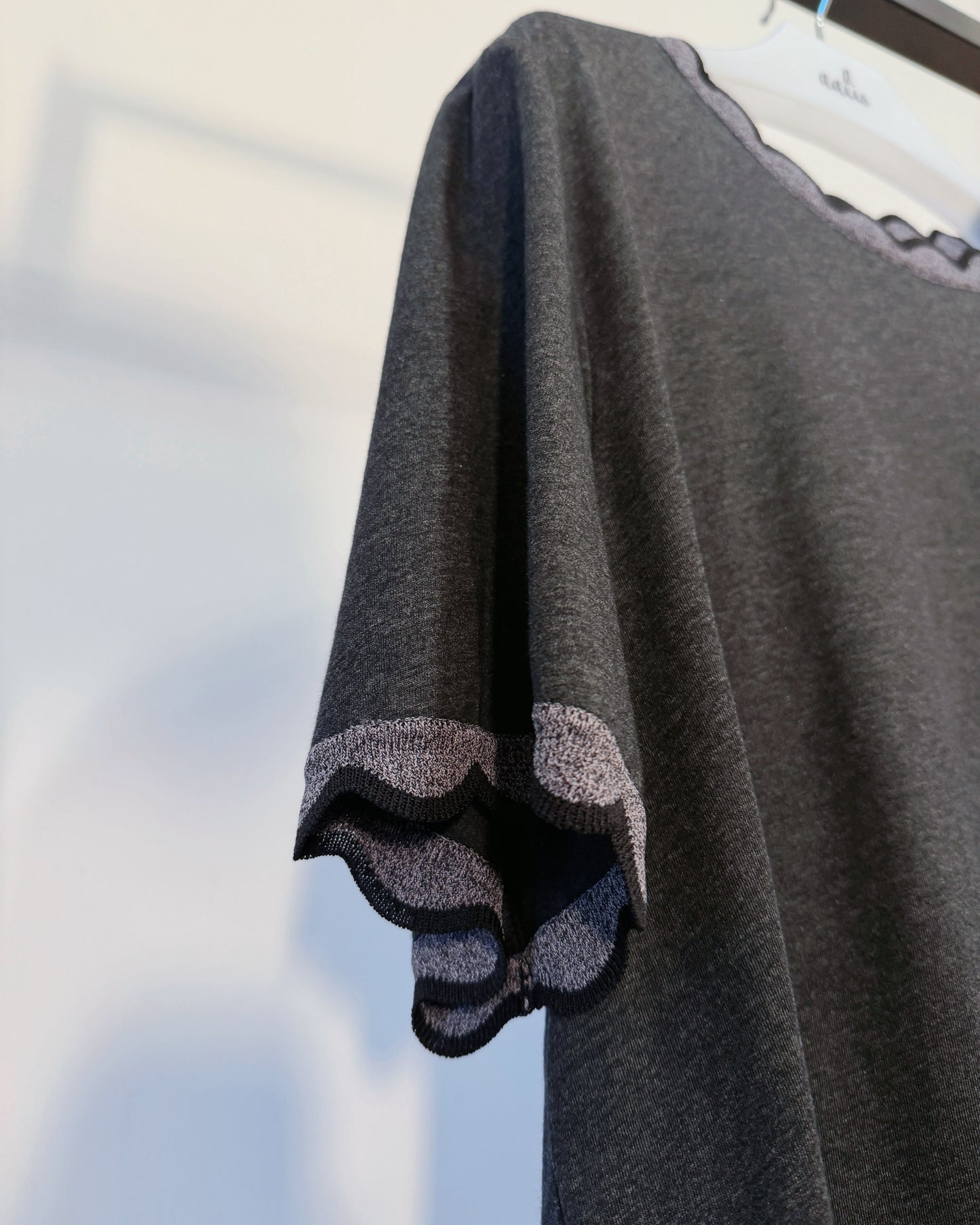 aalis METTA scallop edge relaxed tee (Charcoal)