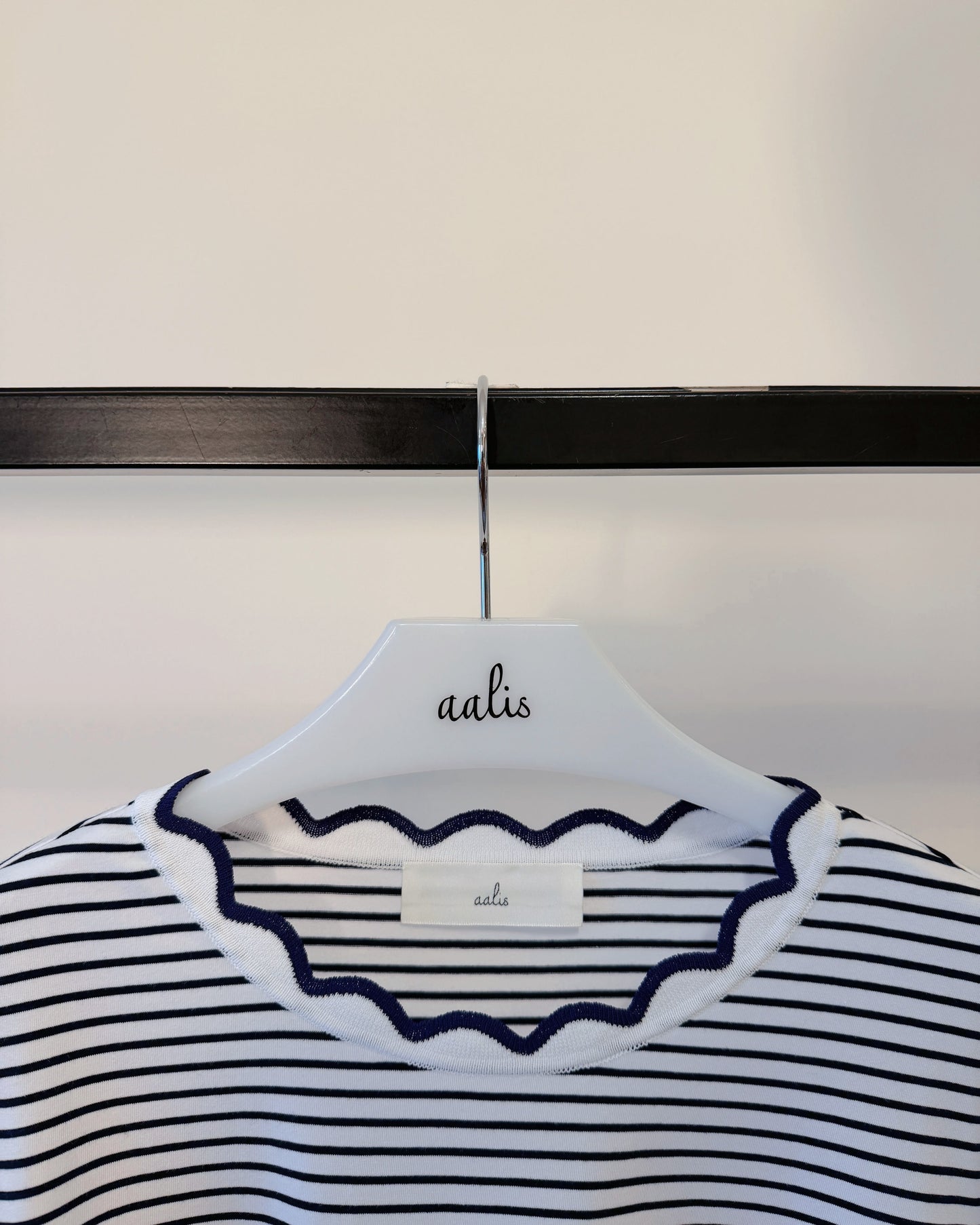 aalis METTA scallop edge relaxed tee (Navy Stripe)