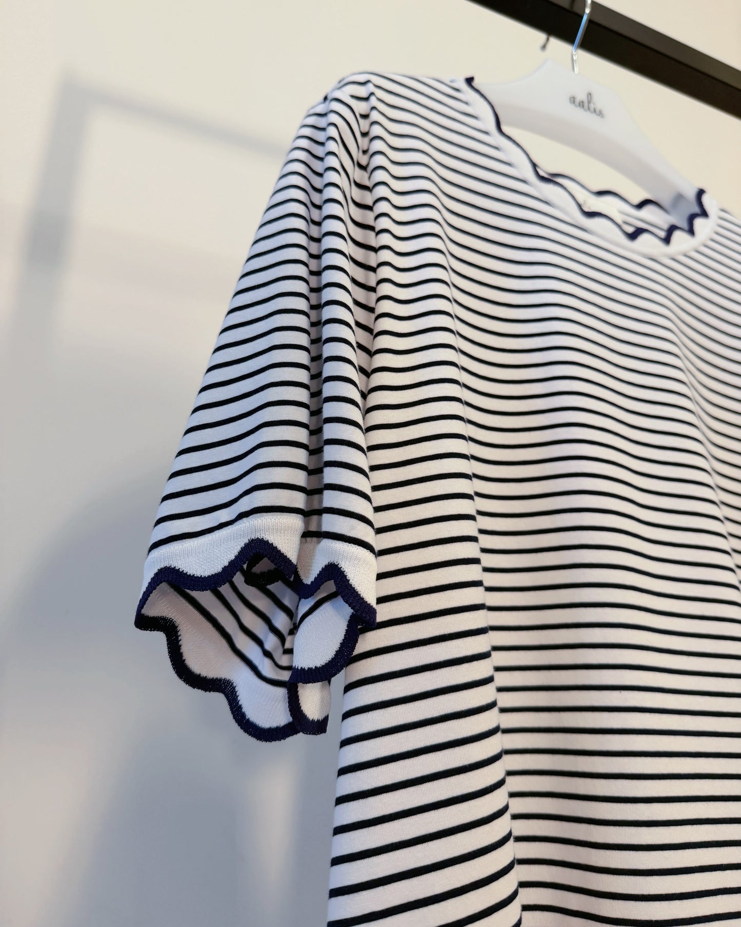 aalis METTA scallop edge relaxed tee (Navy Stripe)