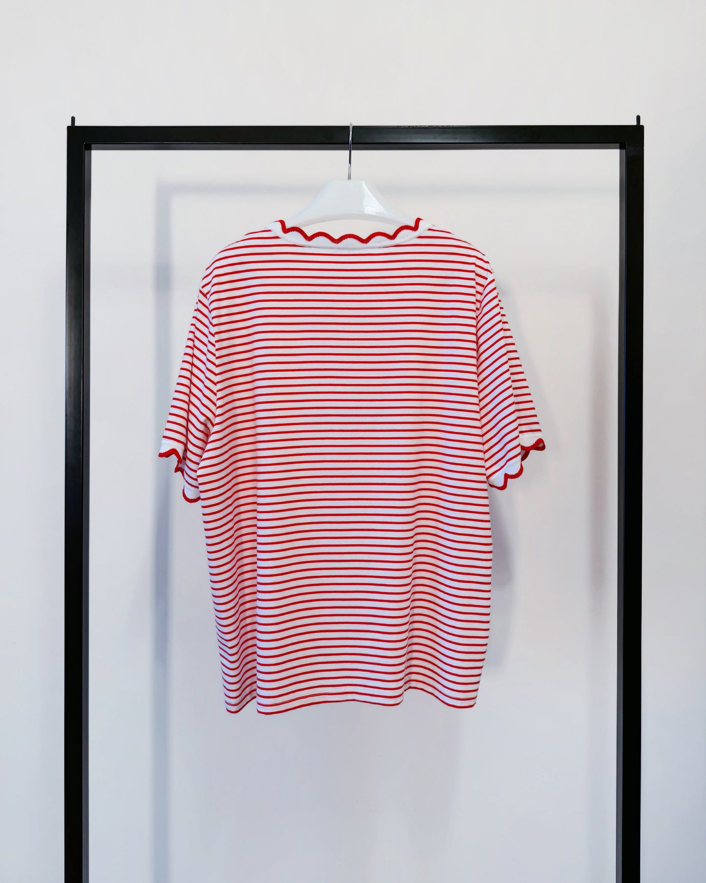 aalis METTA scallop edge relaxed tee (Red Stripe)