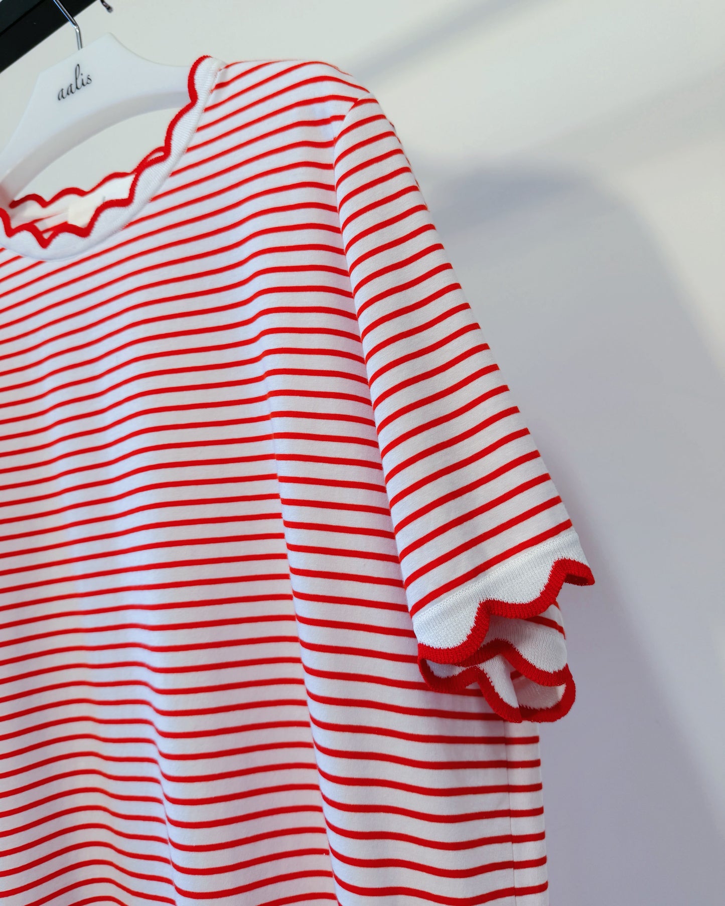 aalis METTA scallop edge relaxed tee (Red Stripe)