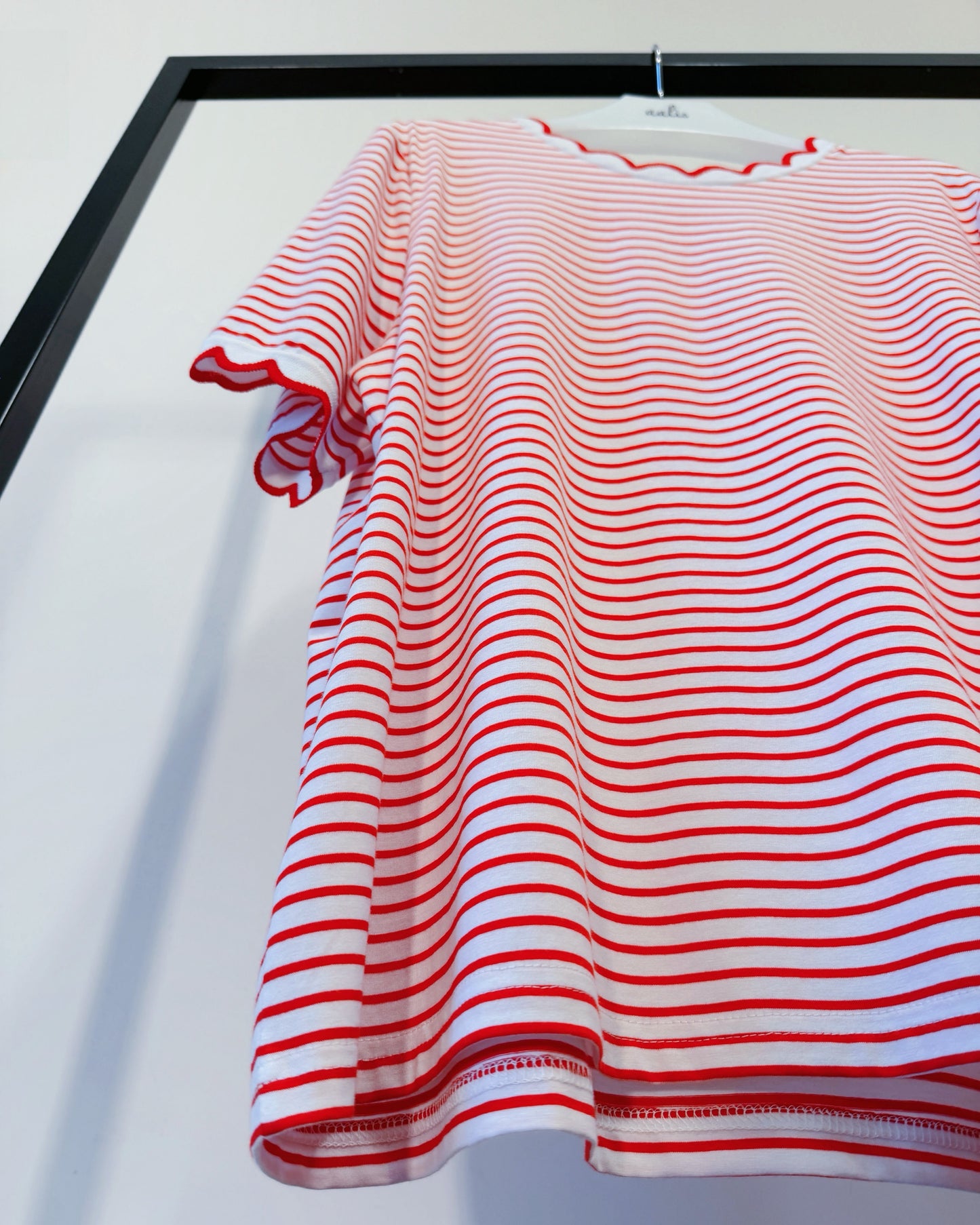 aalis METTA scallop edge relaxed tee (Red Stripe)