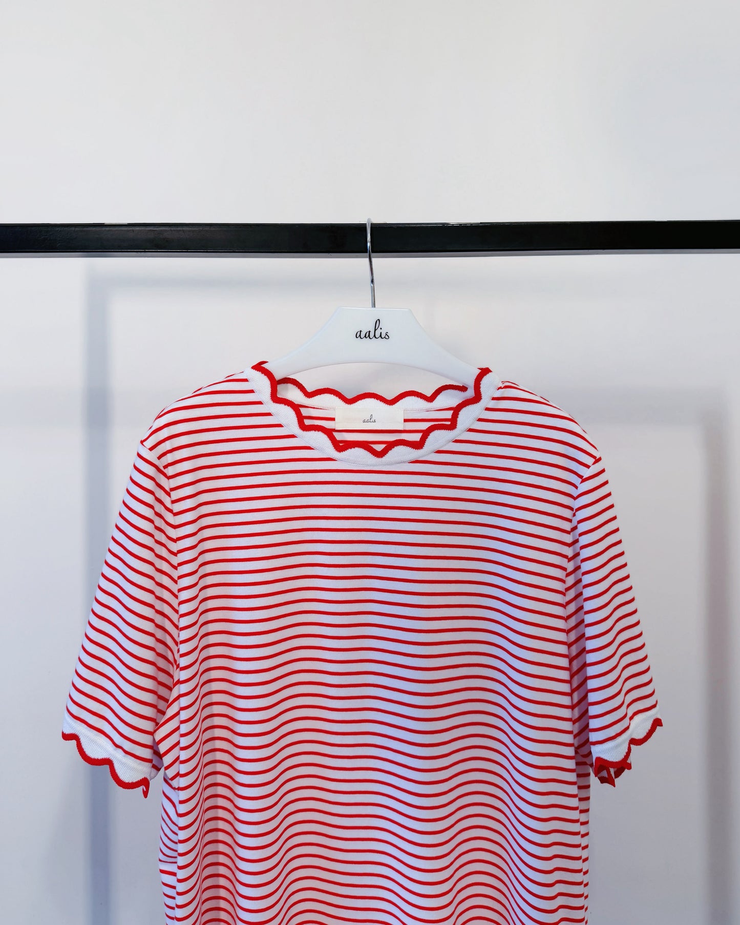 aalis METTA scallop edge relaxed tee (Red Stripe)