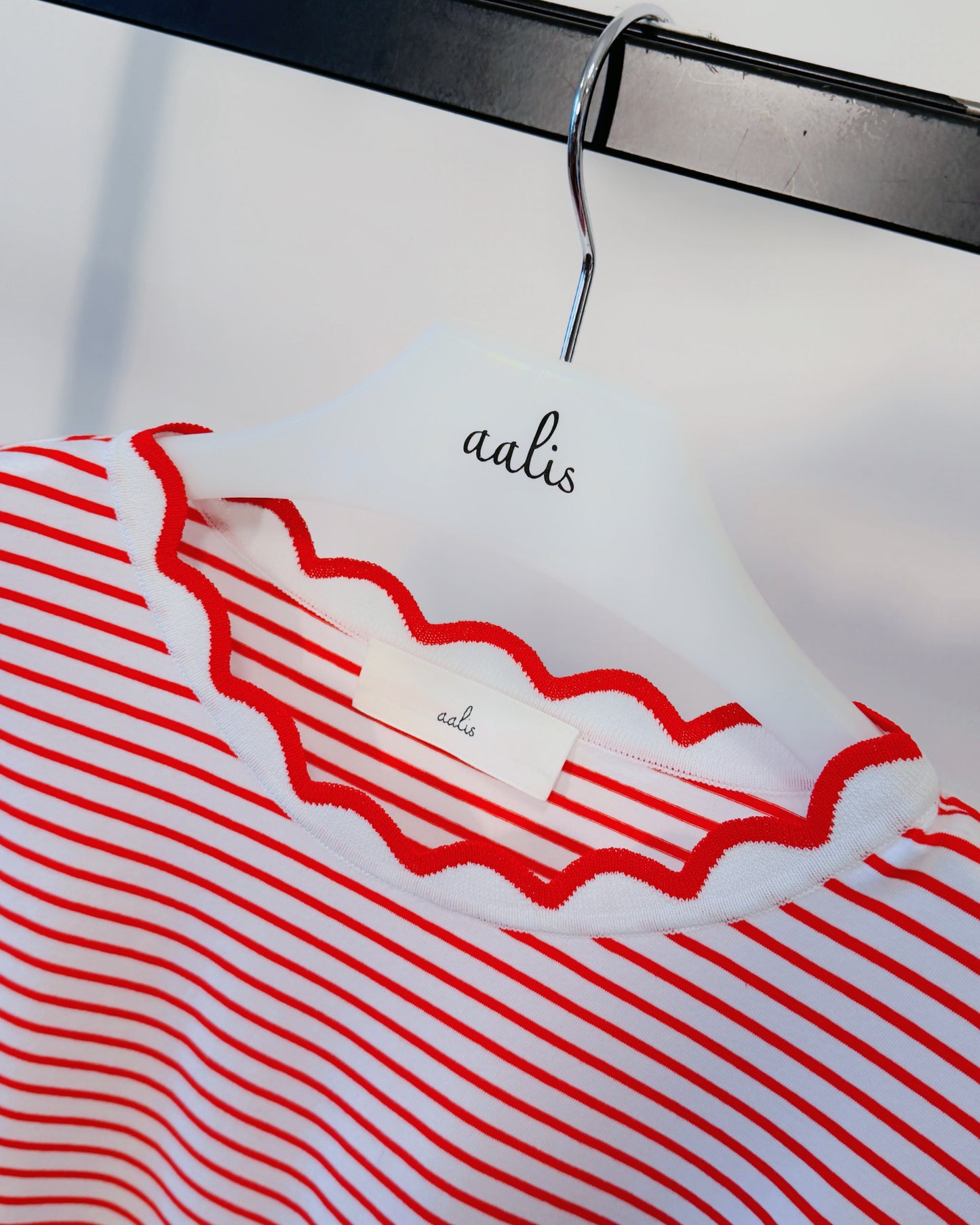 aalis METTA scallop edge relaxed tee (Red Stripe)