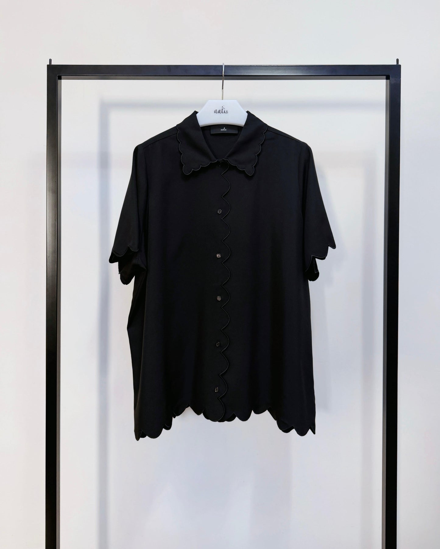 aalis TILLIE scallop edge short sleeves shirt (Black)