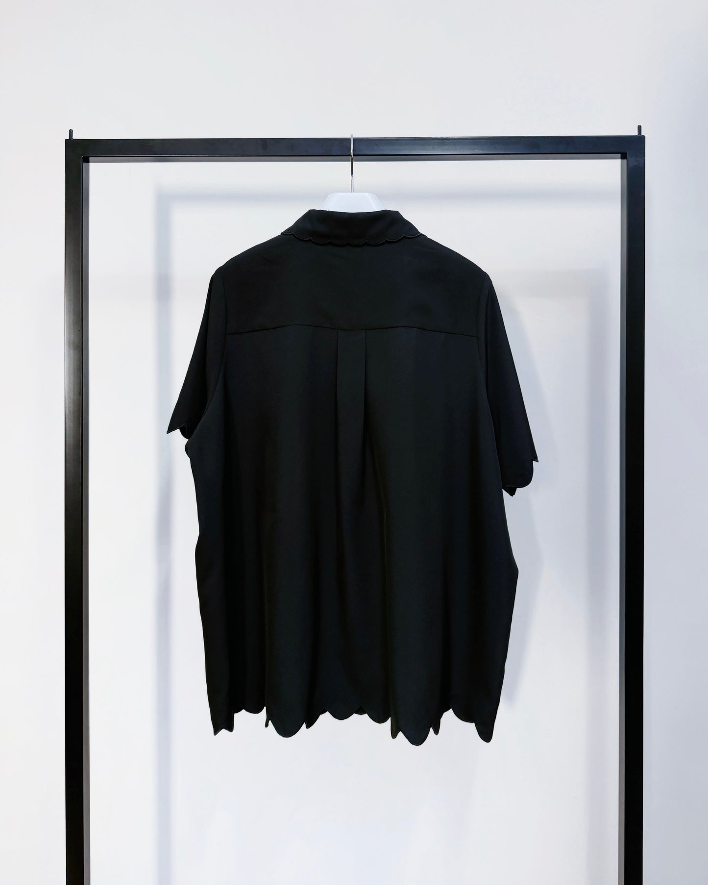 aalis TILLIE scallop edge short sleeves shirt (Black)