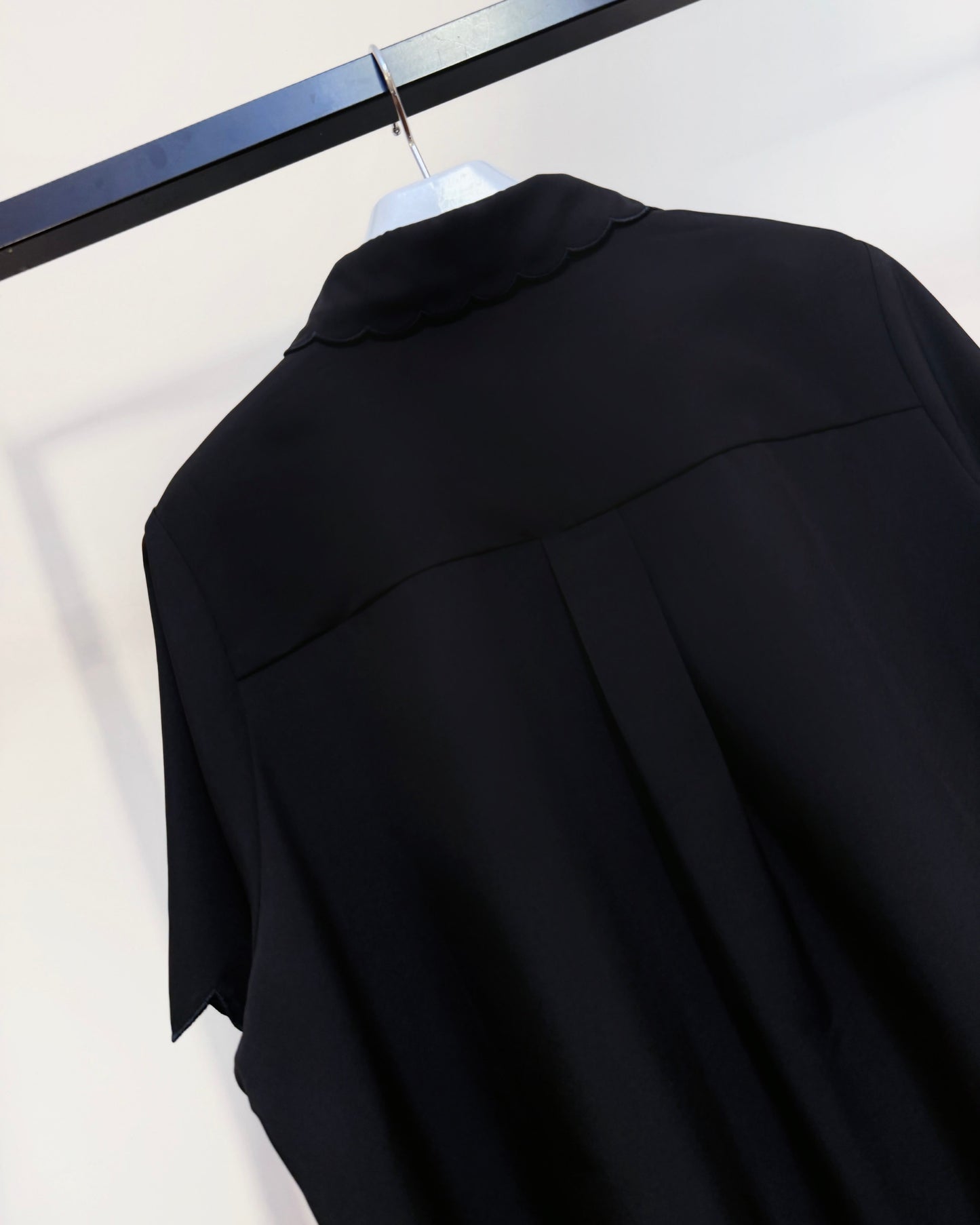 aalis TILLIE scallop edge short sleeves shirt (Black)
