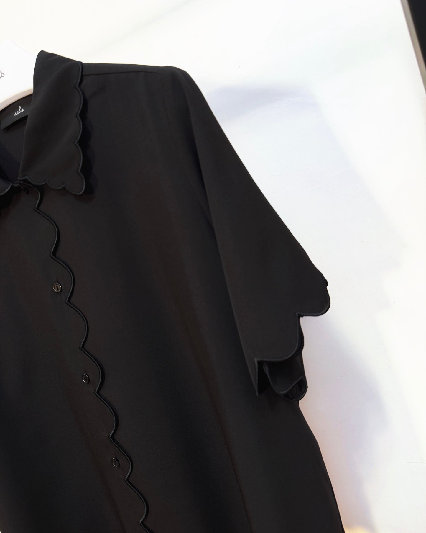 aalis TILLIE scallop edge short sleeves shirt (Black)
