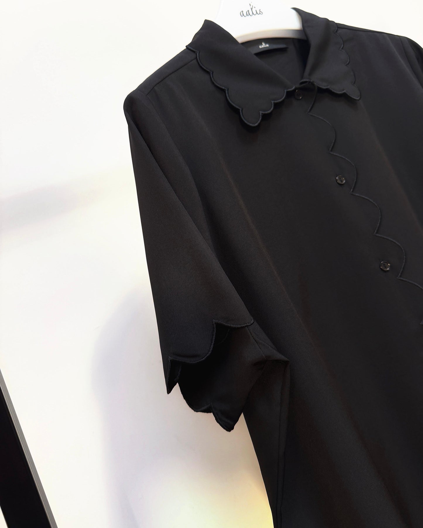 aalis TILLIE scallop edge short sleeves shirt (Black)