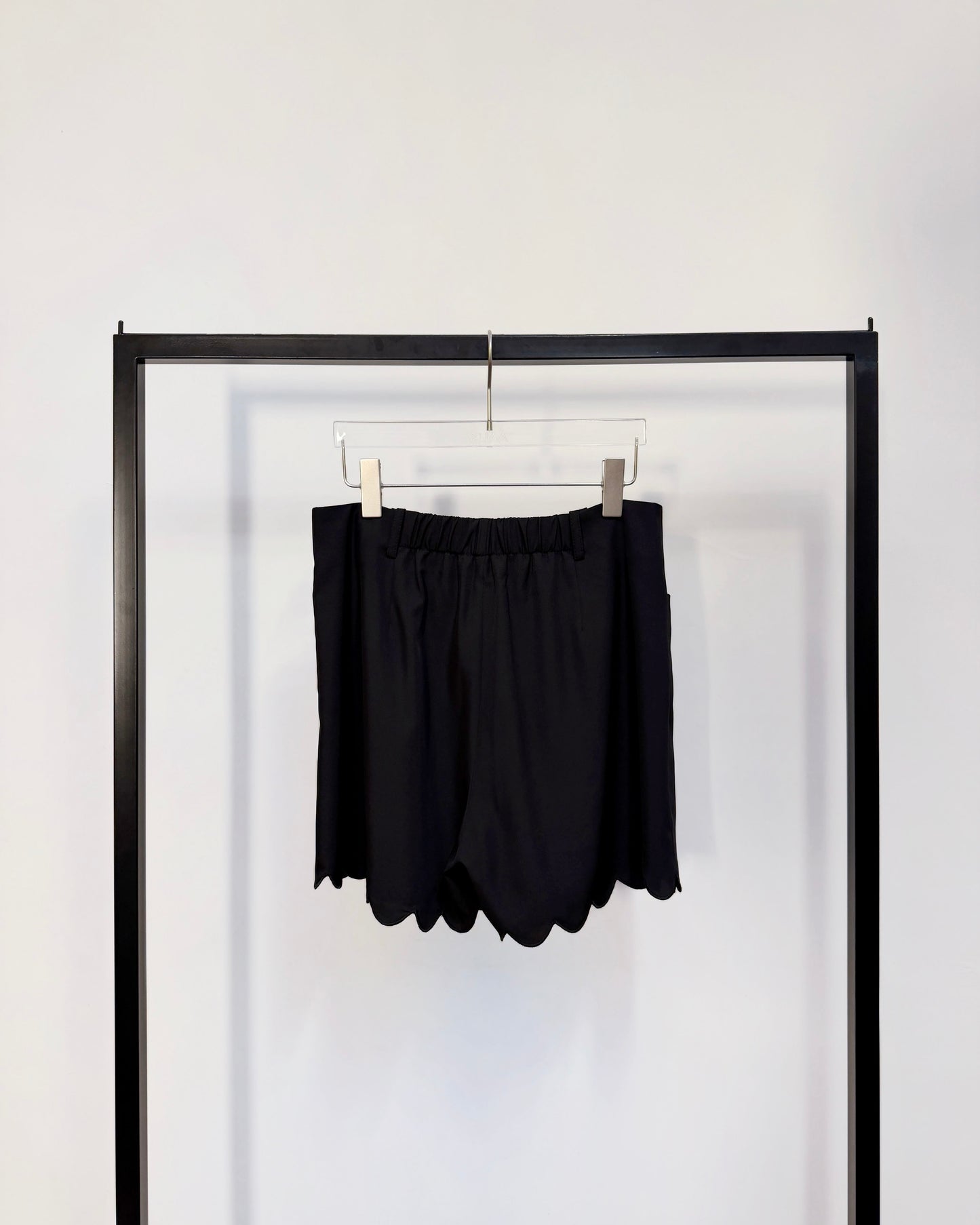 aalis TOLA scalloped edge shorts (Black)