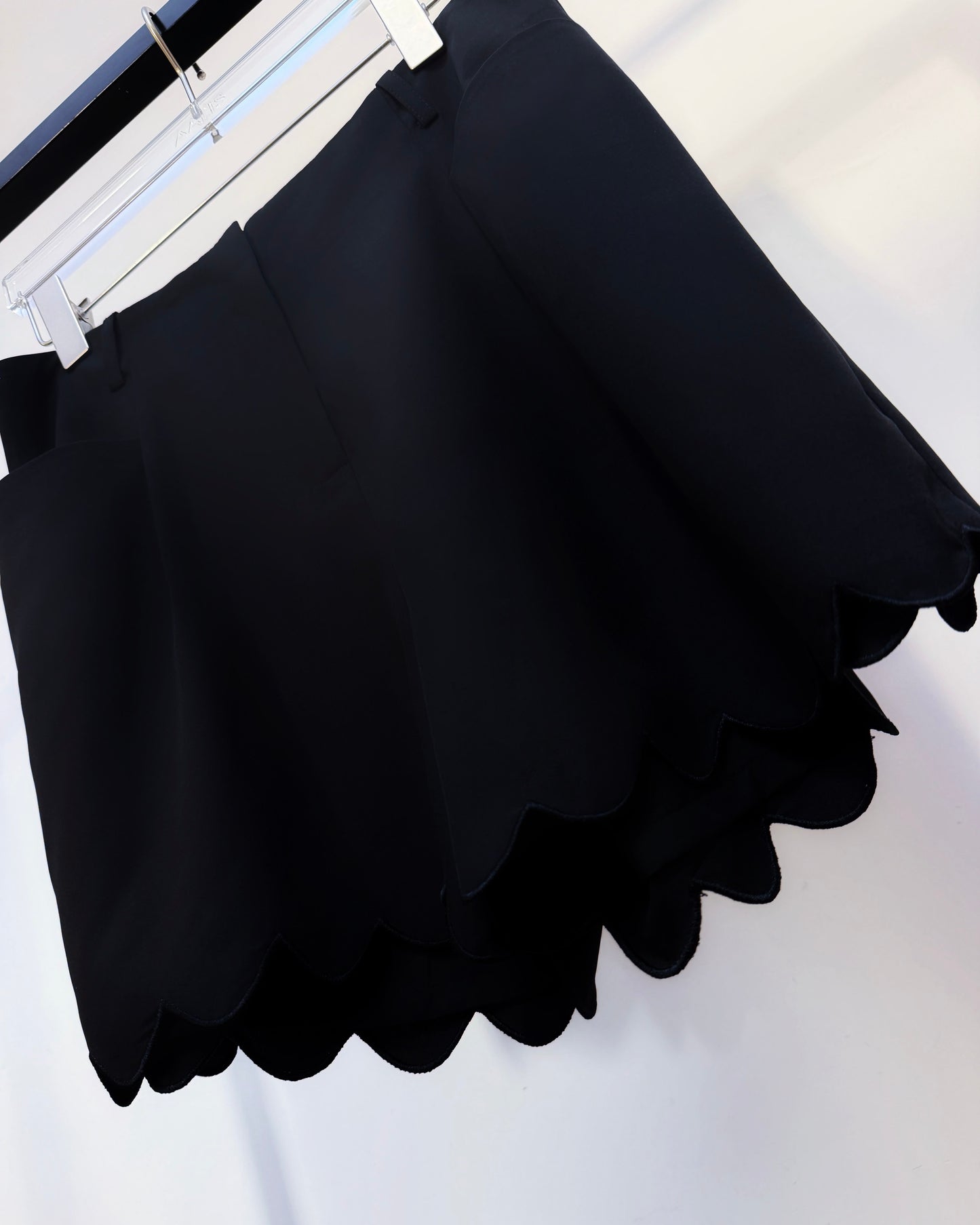 aalis TOLA scalloped edge shorts (Black)