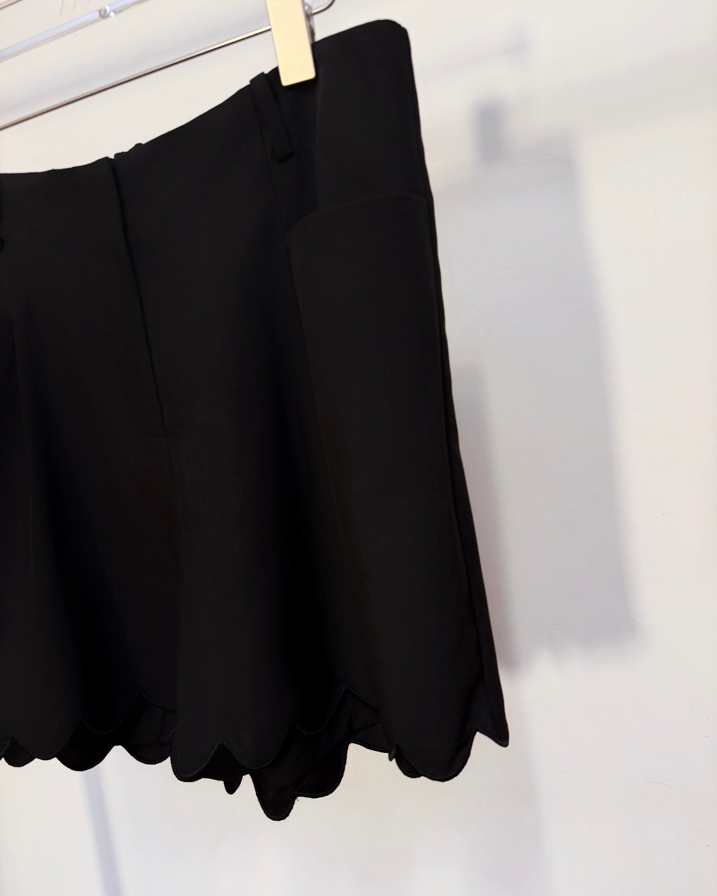 aalis TOLA scalloped edge shorts (Black)