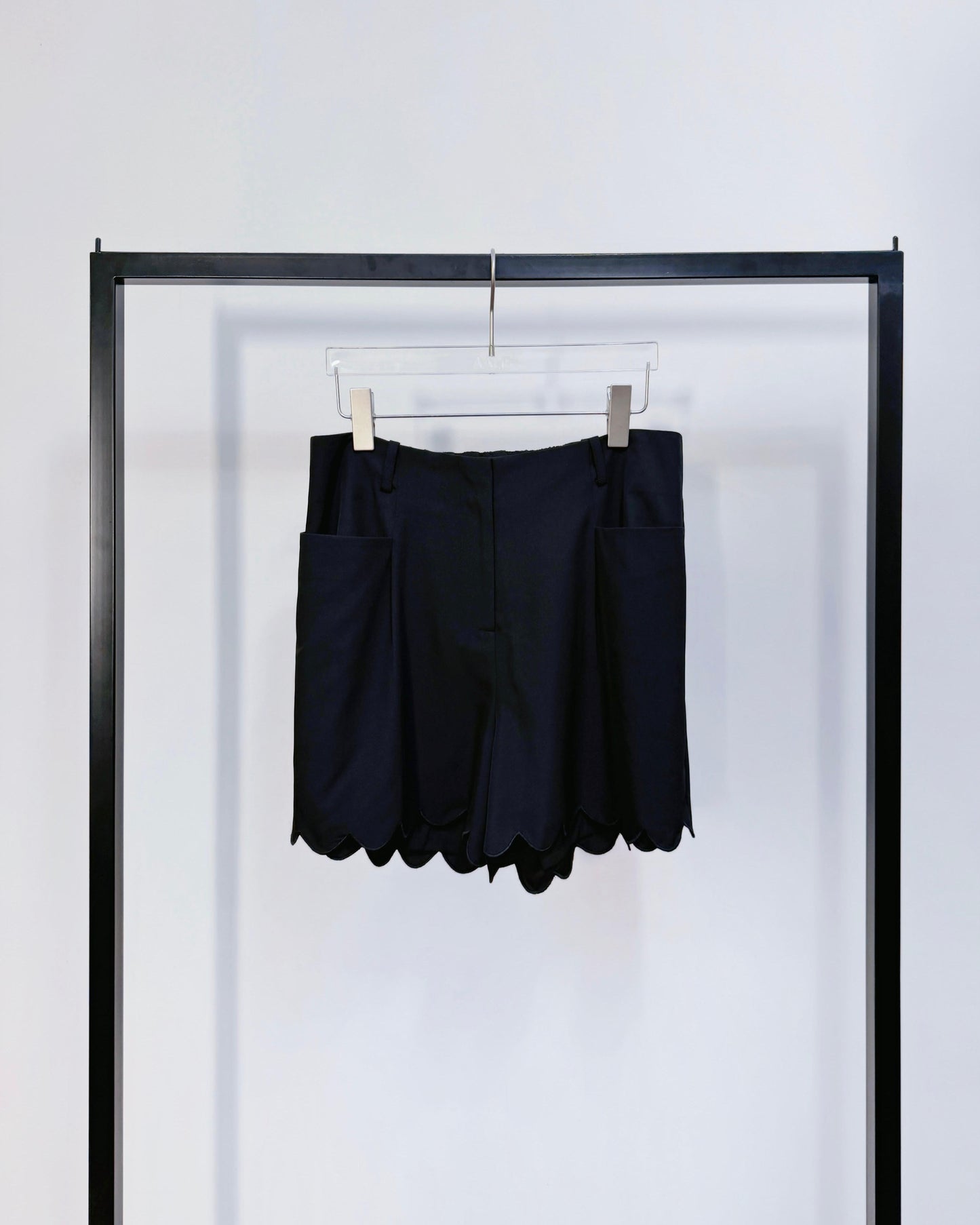 aalis TOLA scalloped edge shorts (Black)